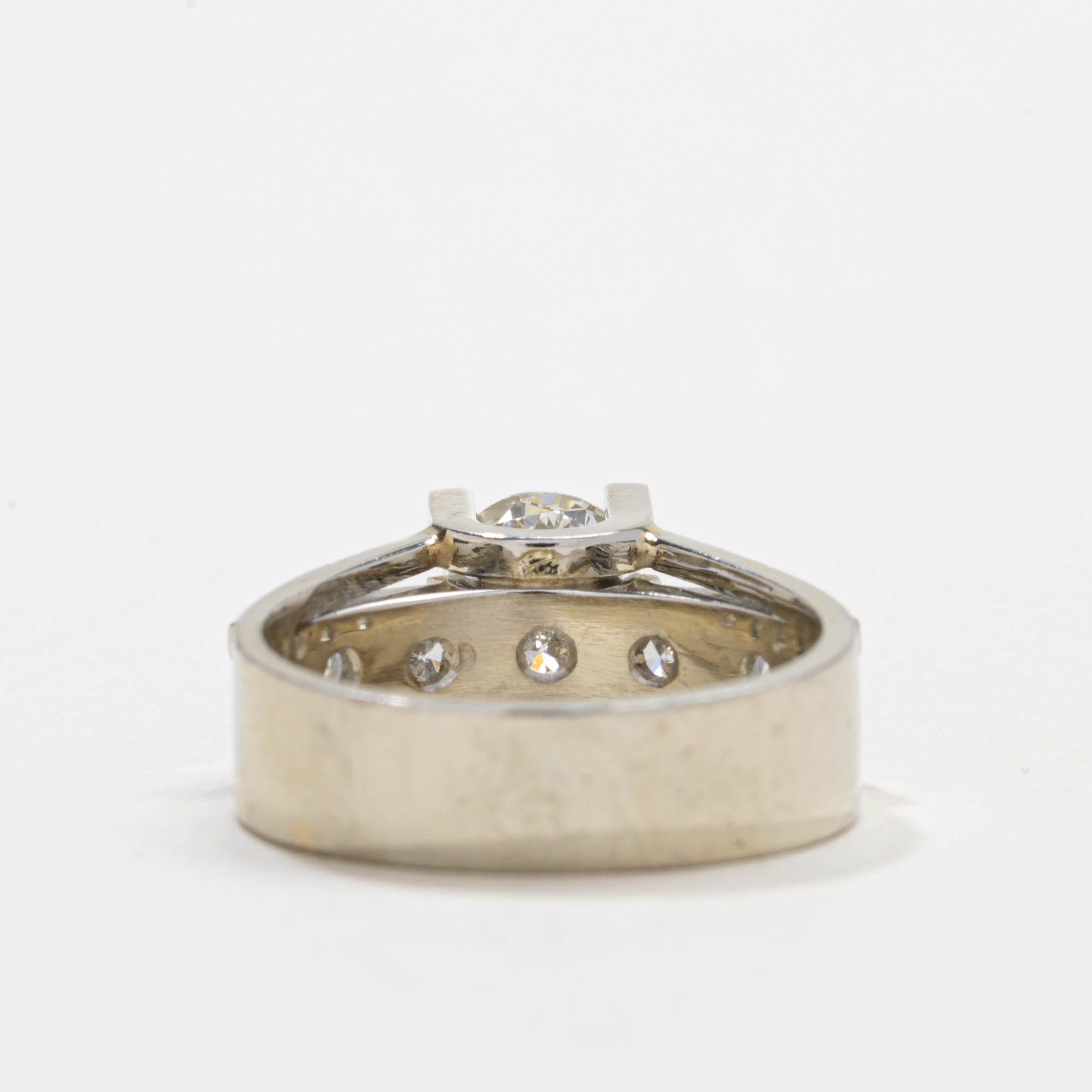 19K High Set Diamond Accented Chunky Ring | 0.84ct VS1 H, 0.73ctw | SZ 4.75