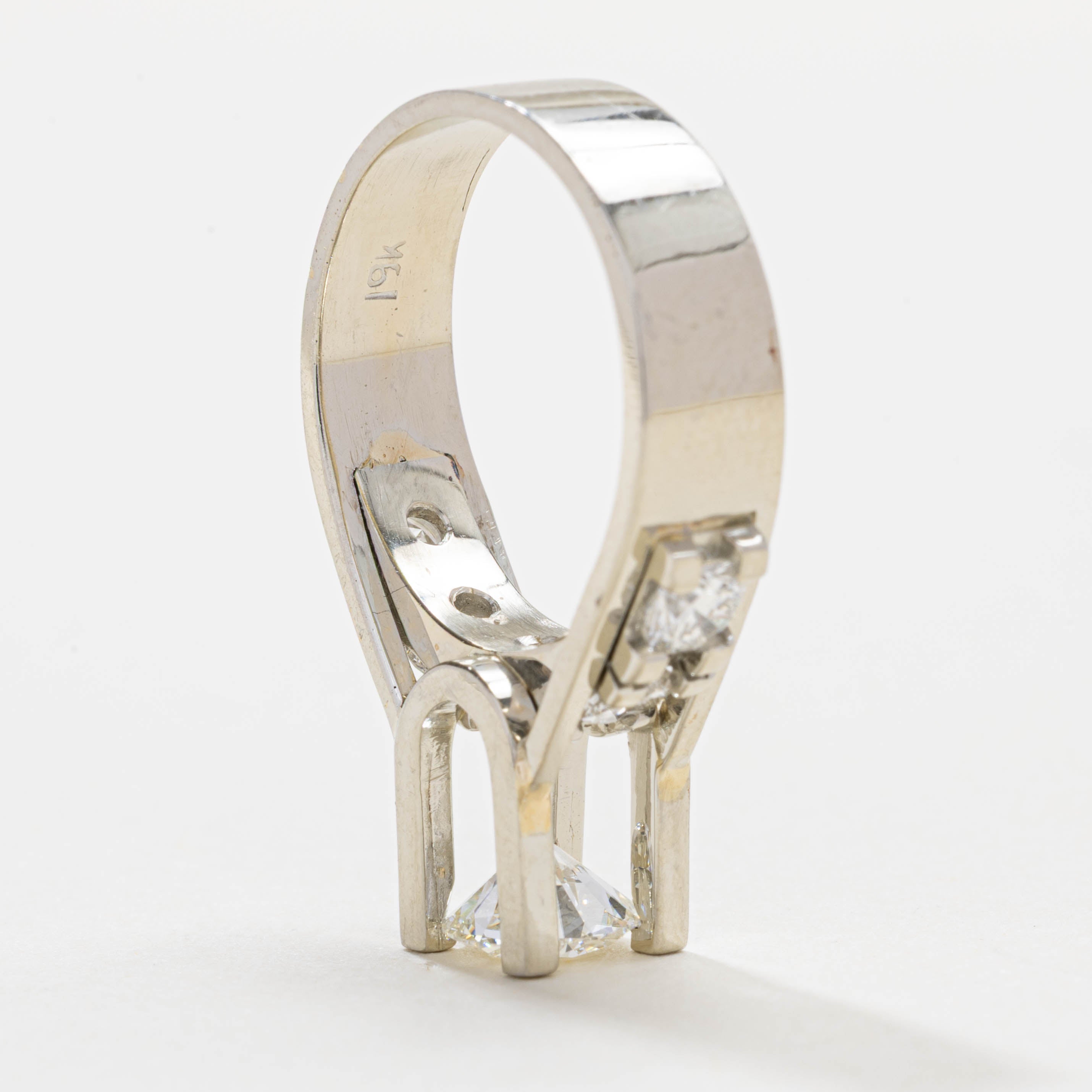 19K High Set Diamond Accented Chunky Ring | 0.84ct VS1 H, 0.73ctw | SZ 4.75