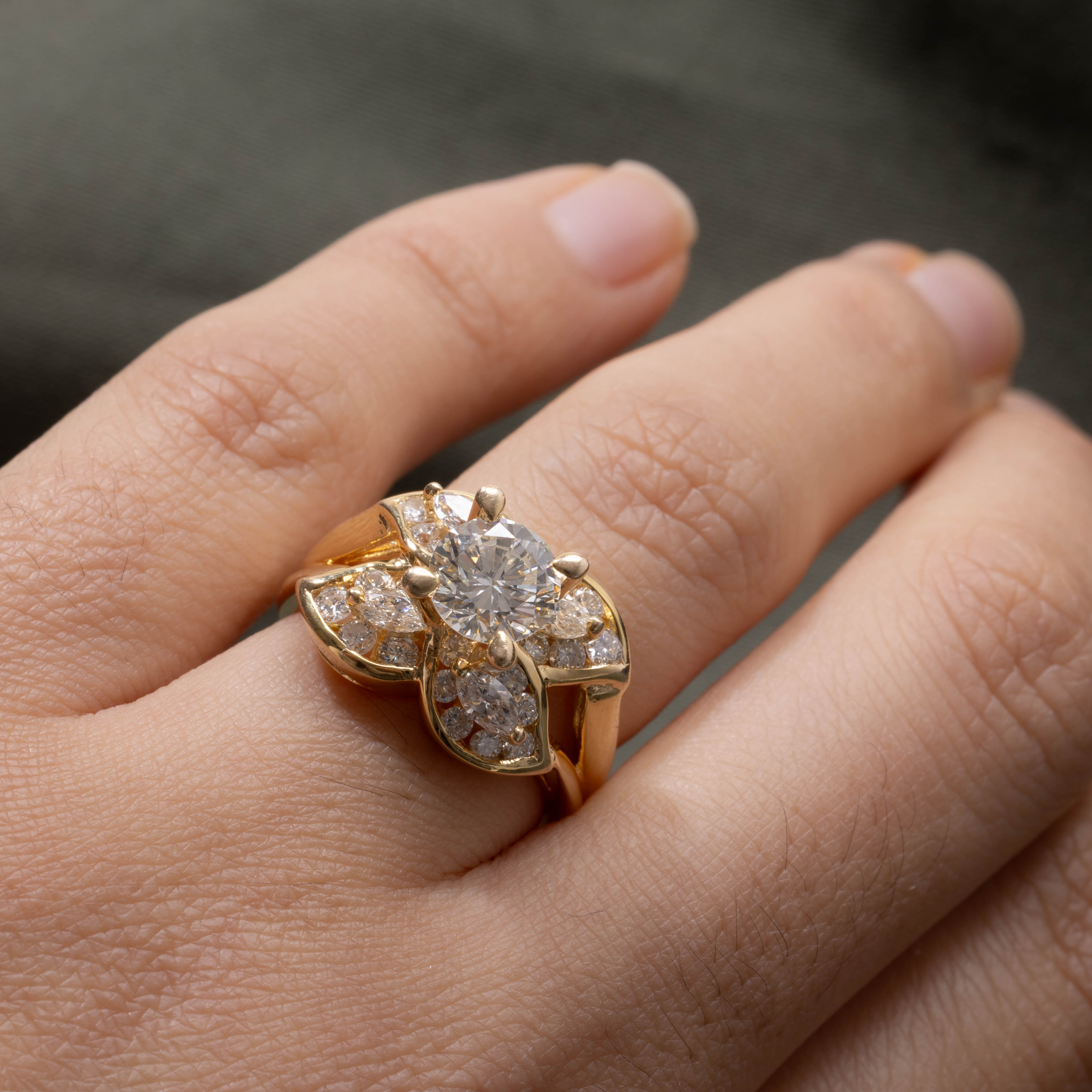 Bague en or 18 carats ornée de diamants et de motifs floraux | 1,17 ct VS1/VS2 G/H, 0,96 ct au total | Taille 6,25