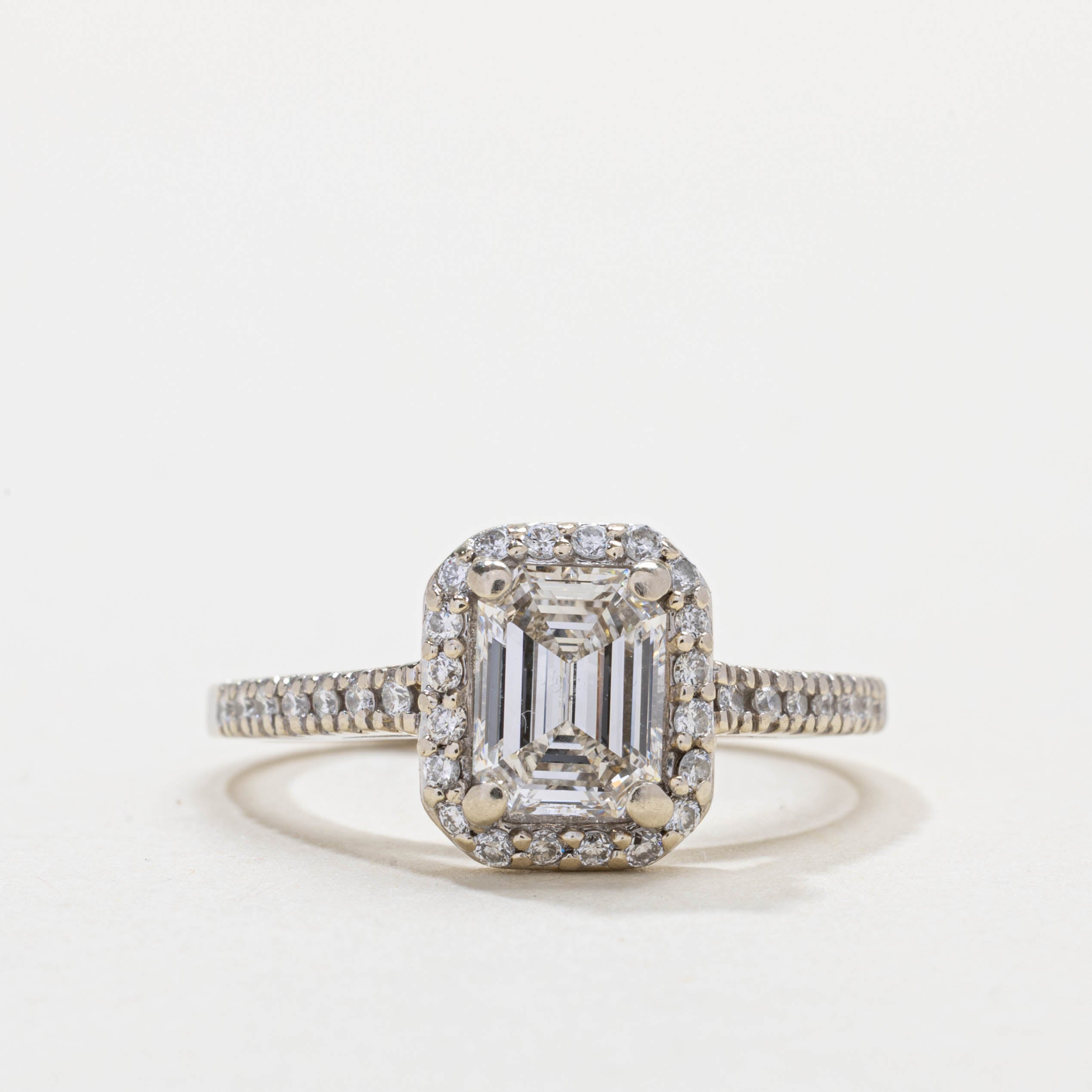Bague halo en or 14 carats avec diamants taille émeraude | 0,96 ct VS2 I, 0,34 ct au total | Taille 4,25
