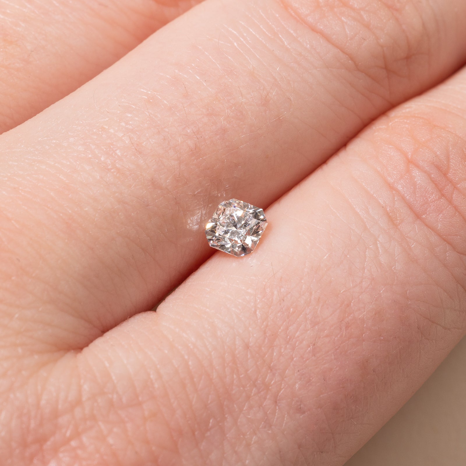 Diamant brut à coins coupés et à taille carrée | 0,52 ct |