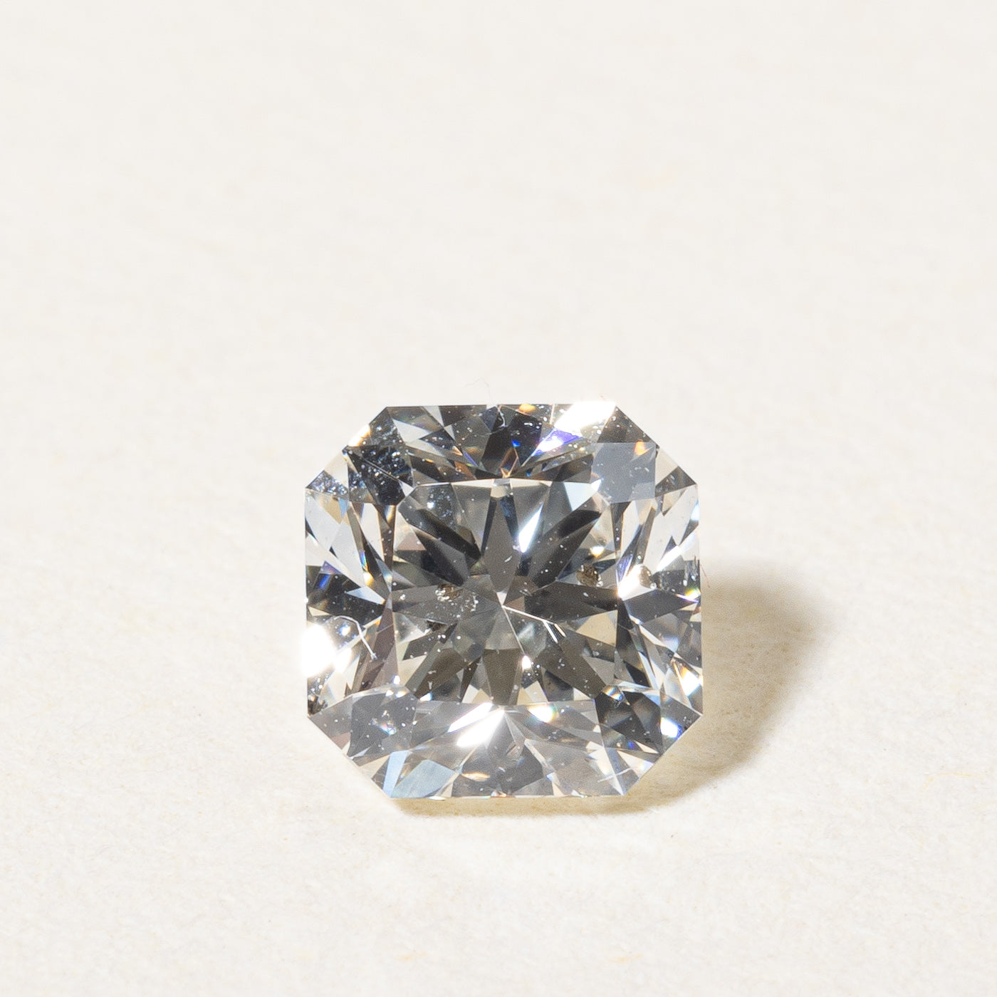 Diamant brut à coins coupés et à taille carrée | 0,52 ct |