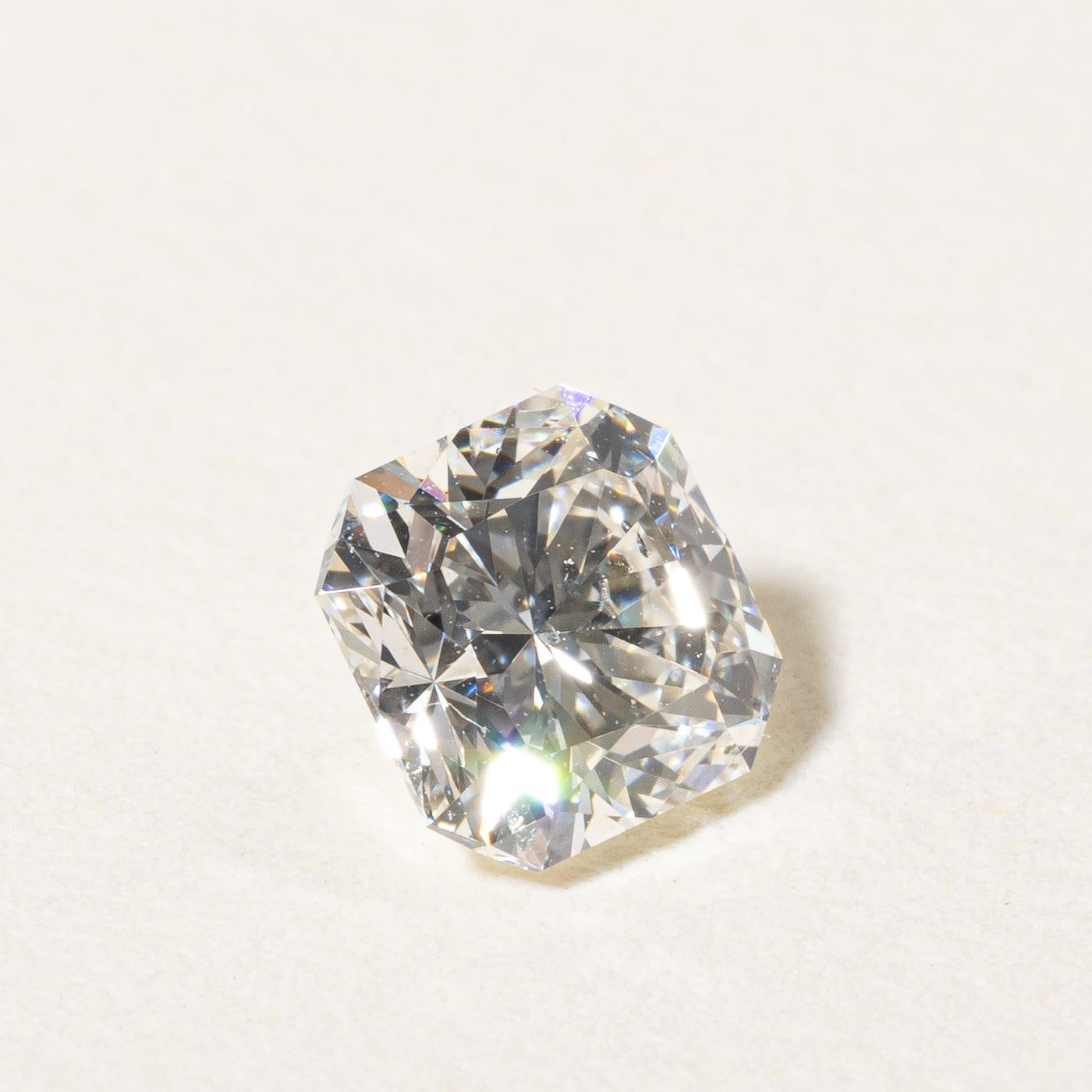 Diamant brut à coins coupés et à taille carrée | 0,52 ct |