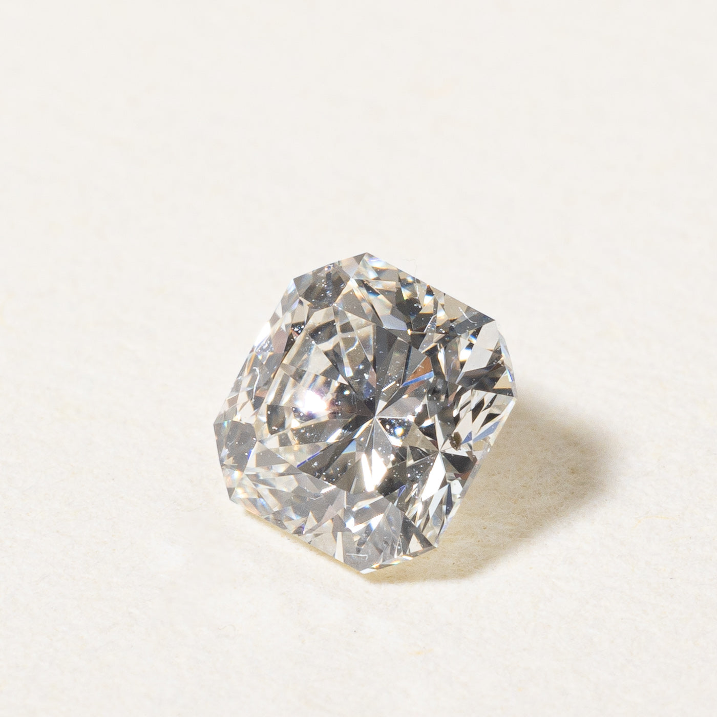 Diamant brut à coins coupés et à taille carrée | 0,52 ct |