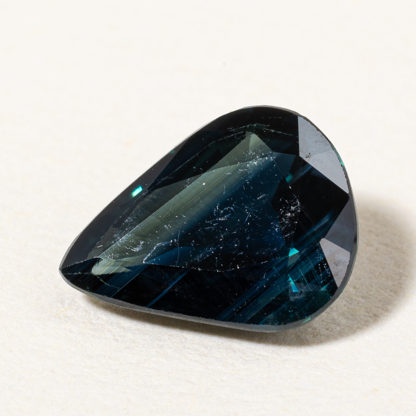 Saphir taille poire (non serti) | 1,87 ct |