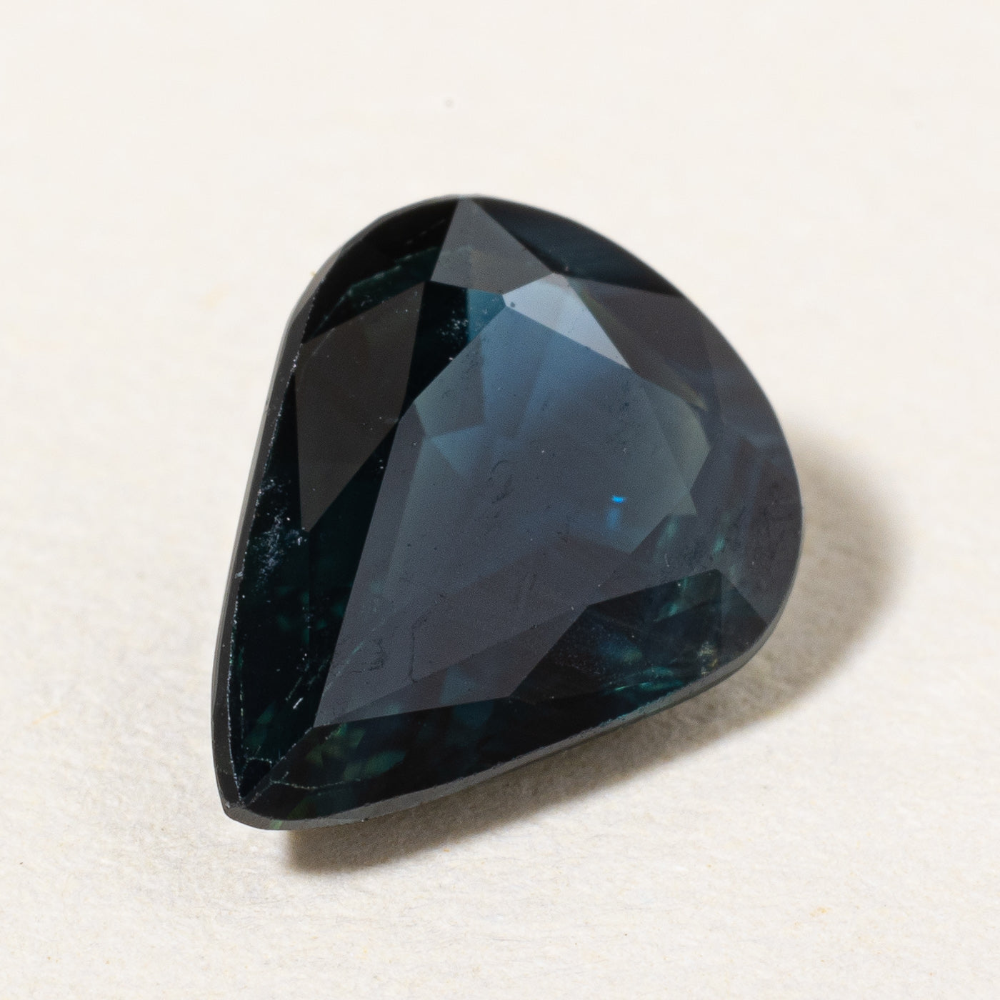 Saphir taille poire (non serti) | 1,87 ct |