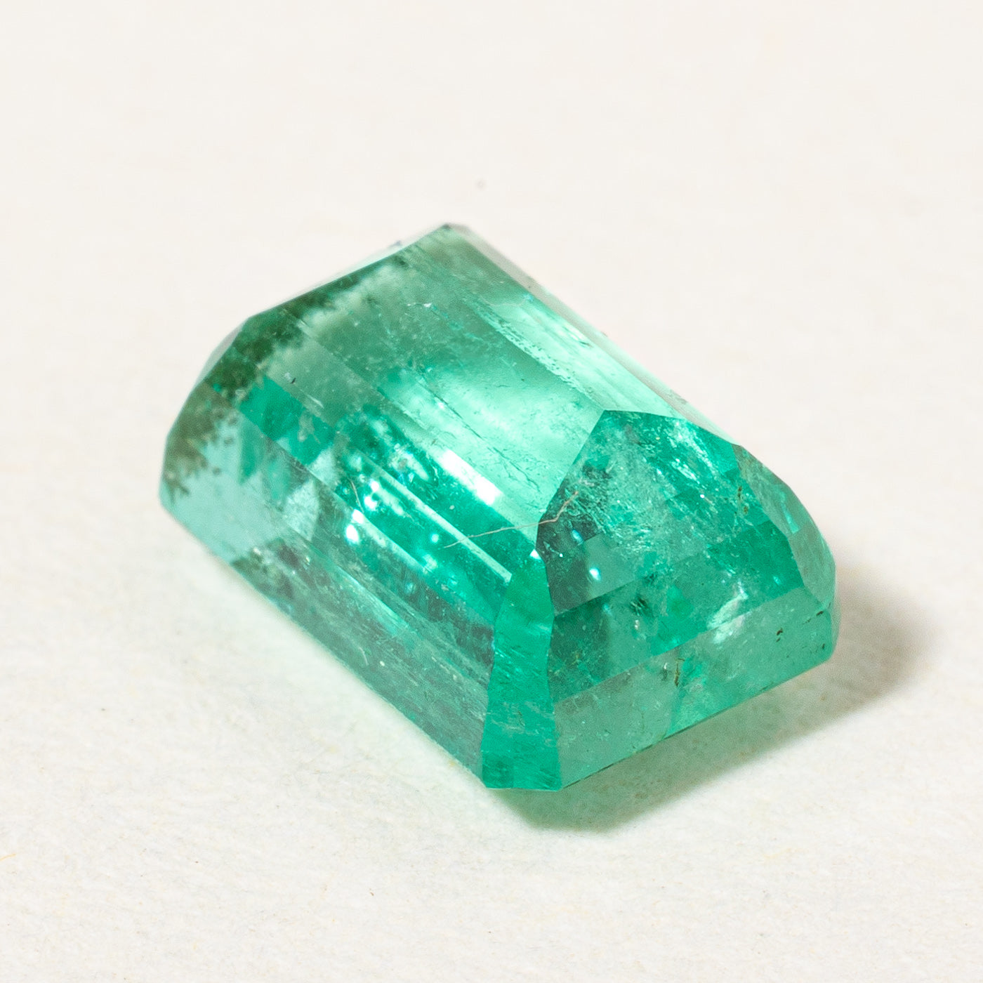 Émeraude taillée en escalier rectangulaire | 1,55 ct |