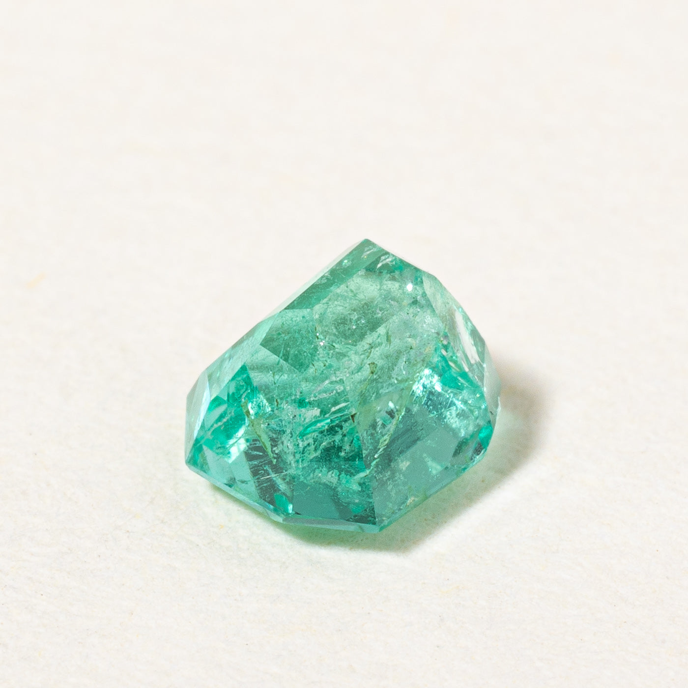 Émeraude taillée rectangulaire à coins coupés | 0,61 ct |