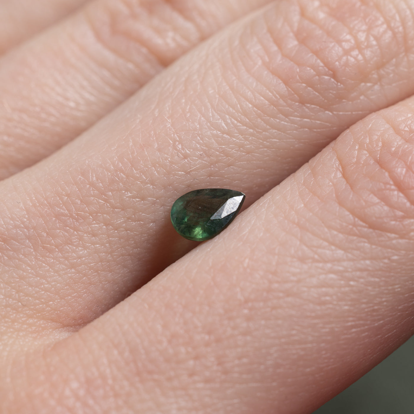 Saphir vert taillé en poire | 1,04 ct