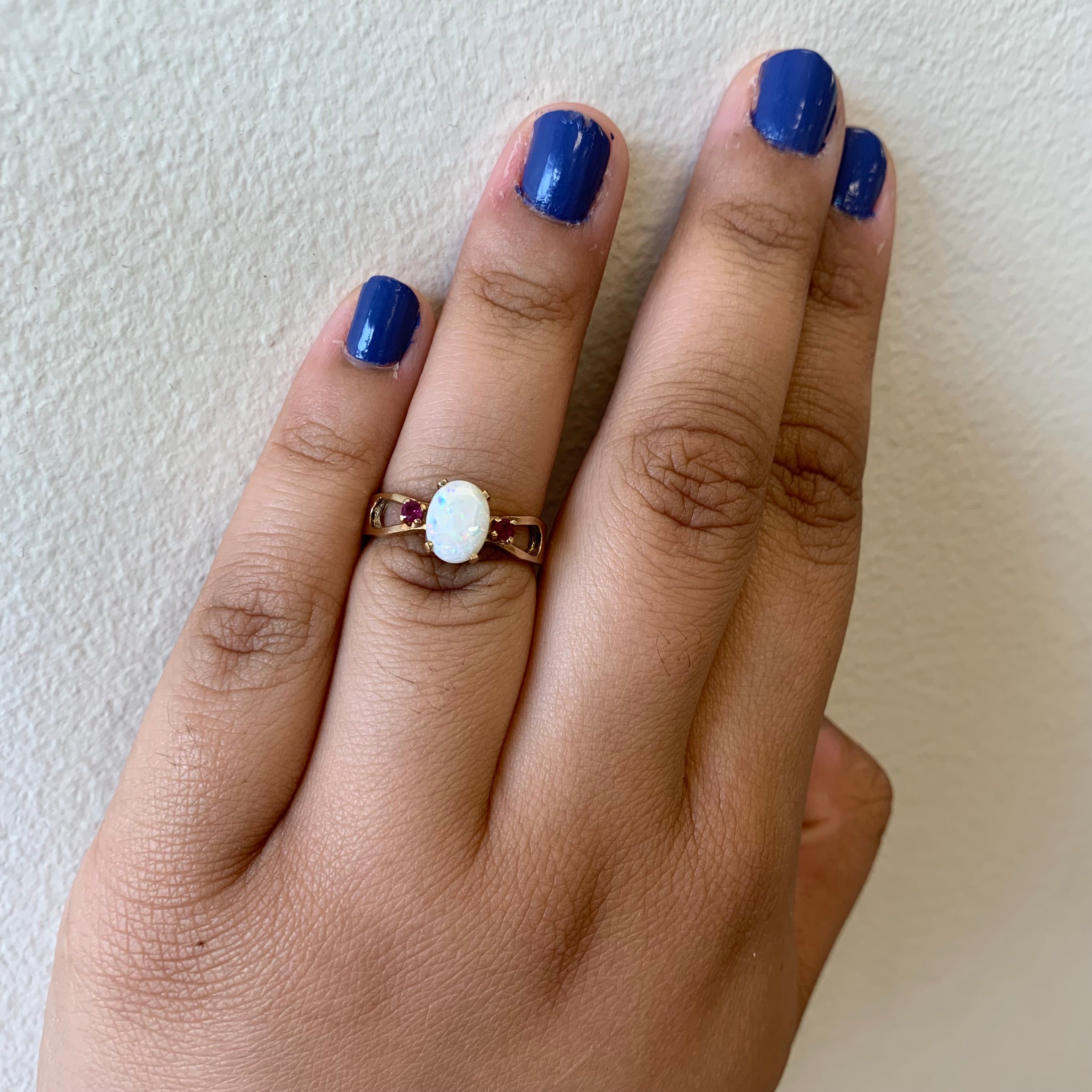 Bague Opale et Rubis | 0,60 ct, 0,08 ct au total | Taille 6,75 |