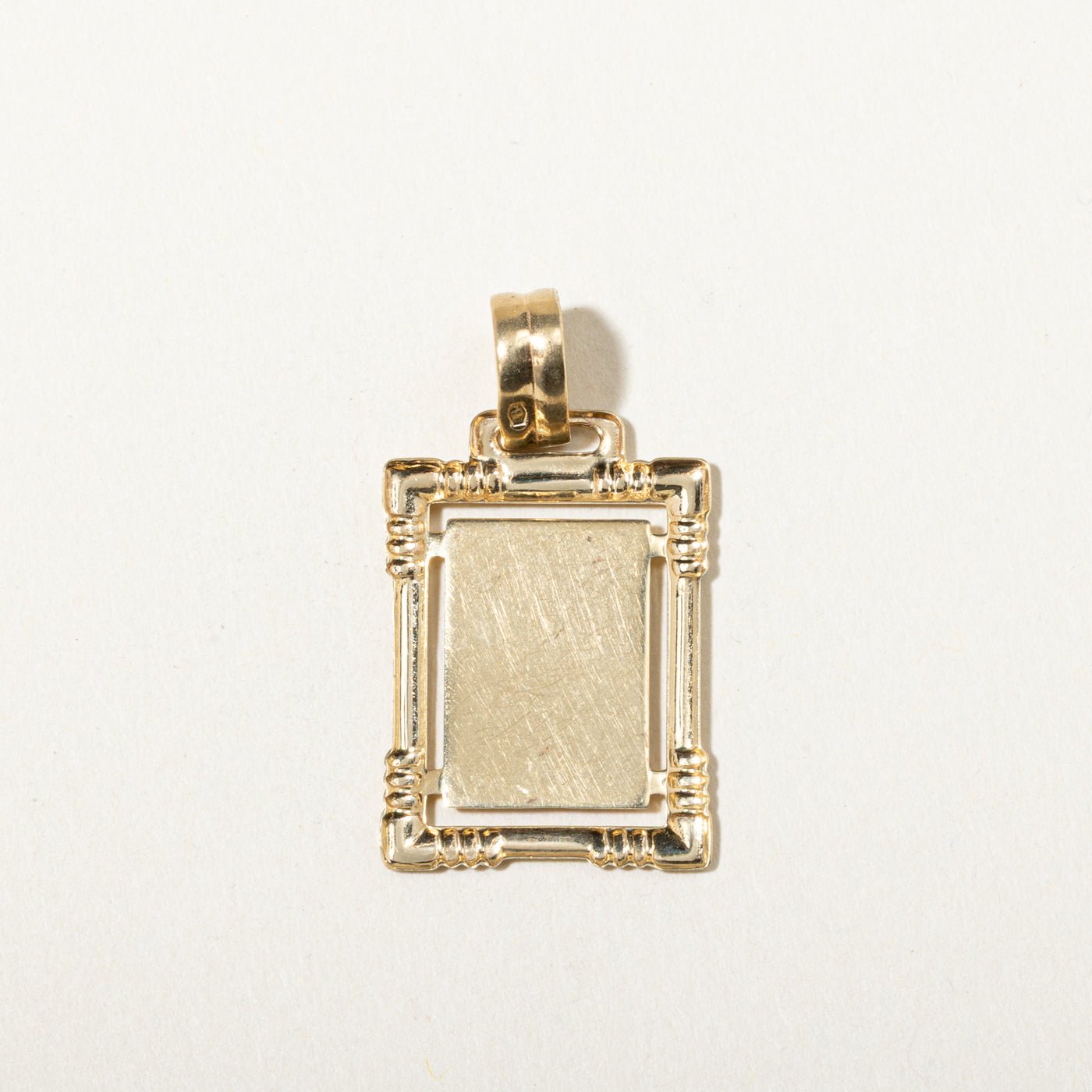 14k Yellow Gold Grooved Leo Zodiac Circle Pendant