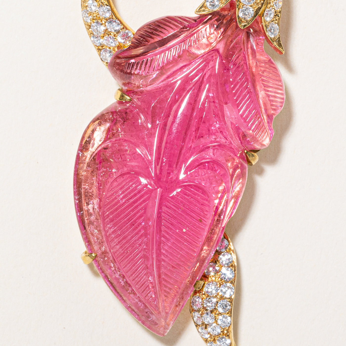 Pendentif double face en tourmaline rose sculptée et diamants | 55,00 ct | 1,00 ct au total |