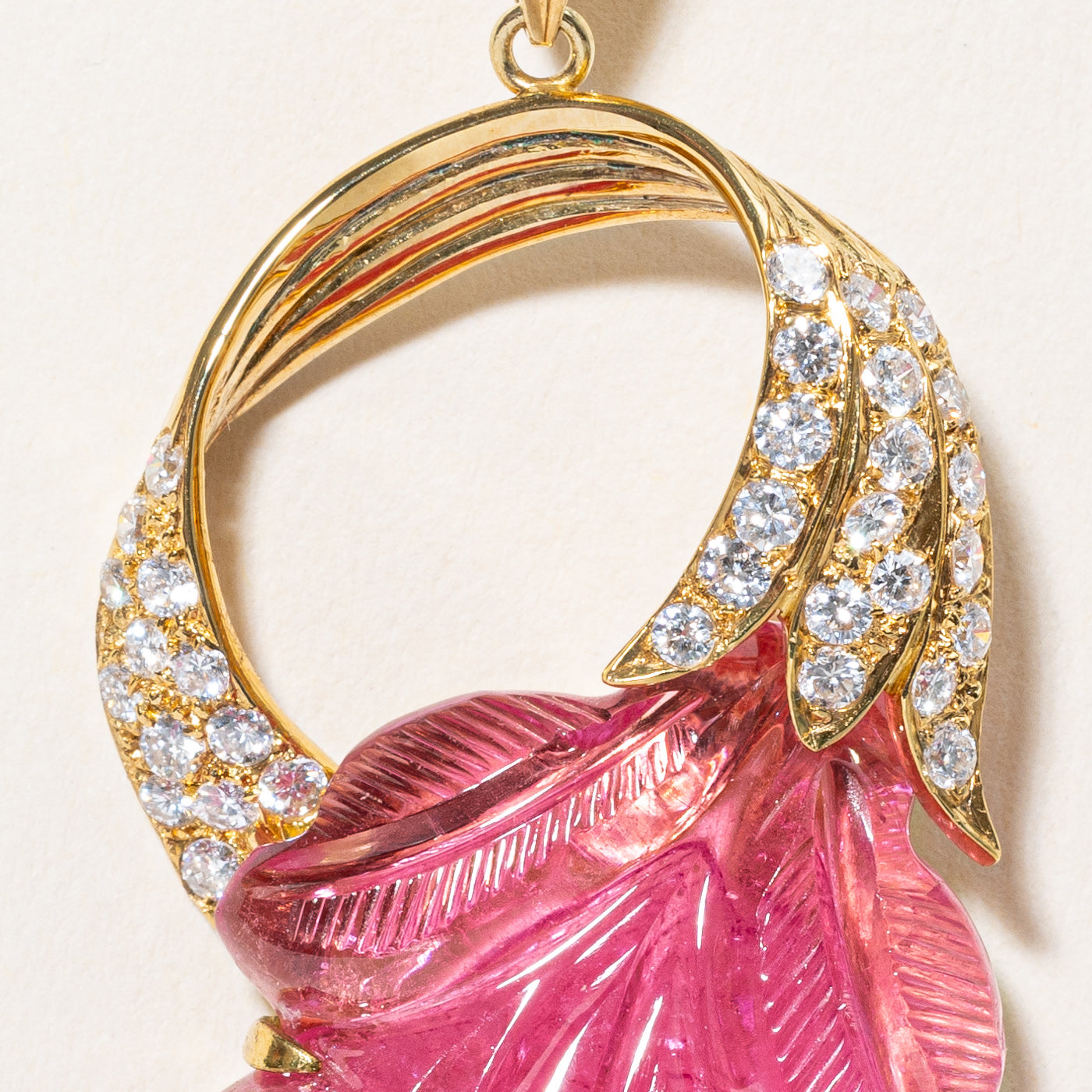 Pendentif double face en tourmaline rose sculptée et diamants | 55,00 ct | 1,00 ct au total |