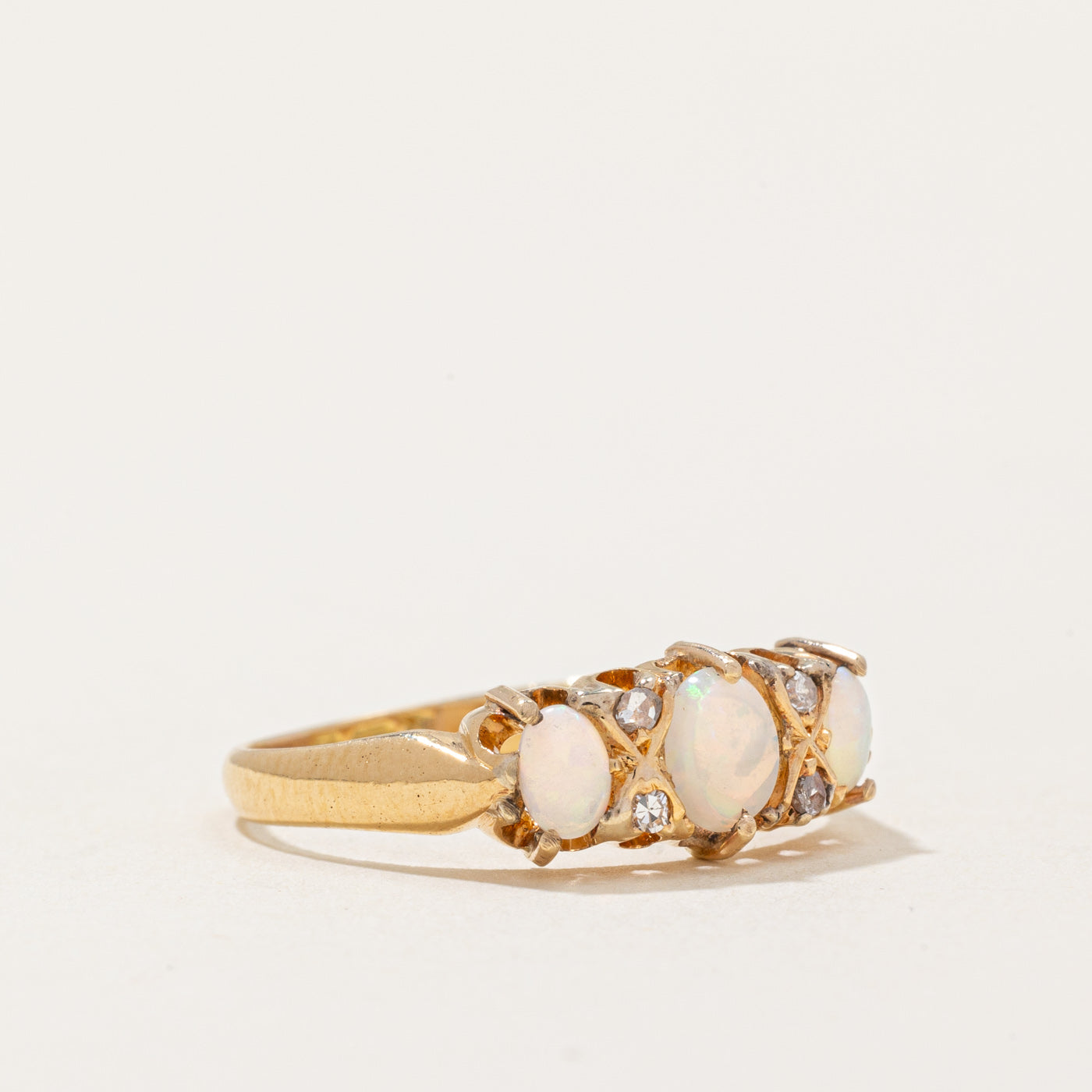 Bague Chester en opale et diamants | 0,38 ct, 0,04 ct | Taille 7 |