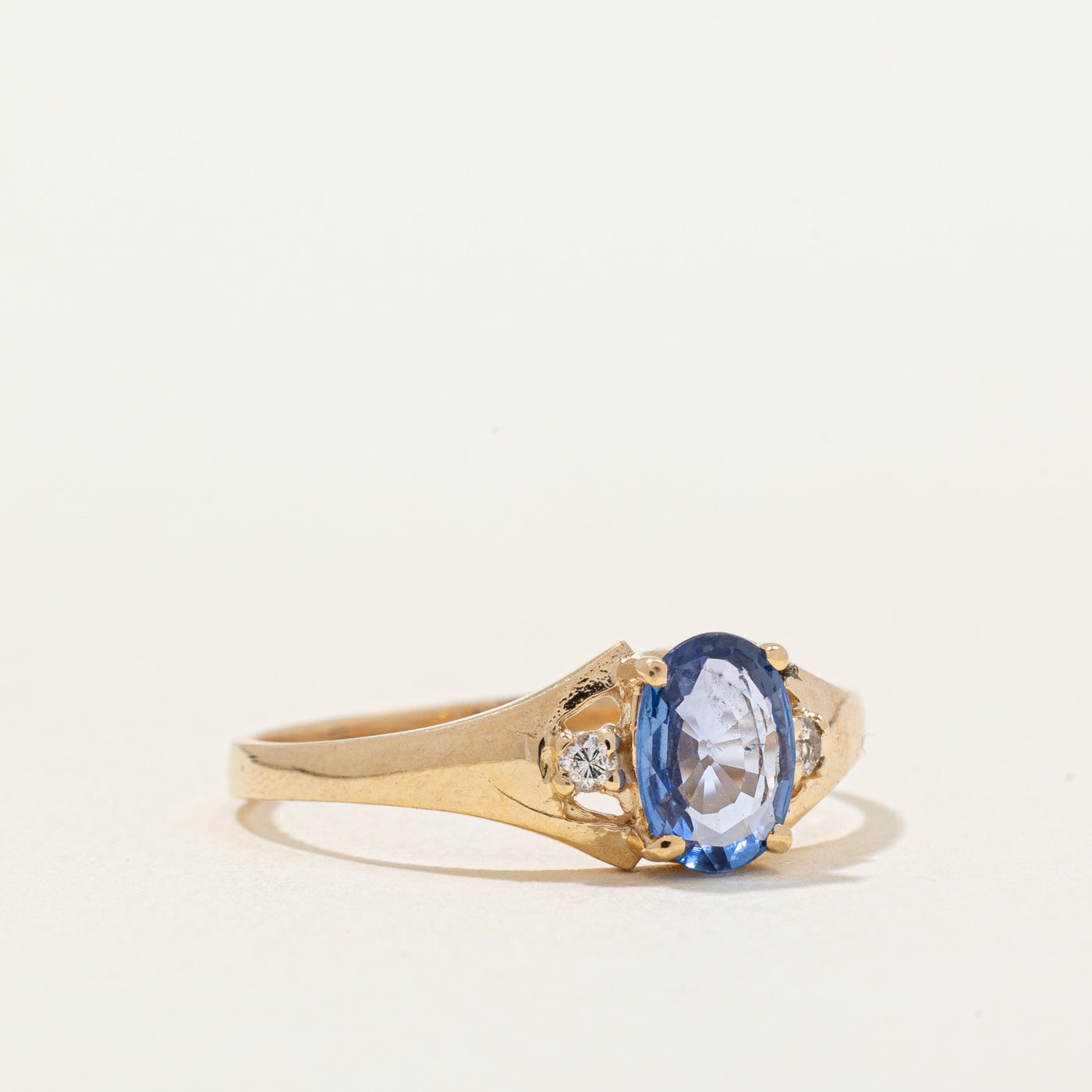 Bague saphir et diamants | 0,55 ct, 0,04 ct au total | Taille 7,25 |