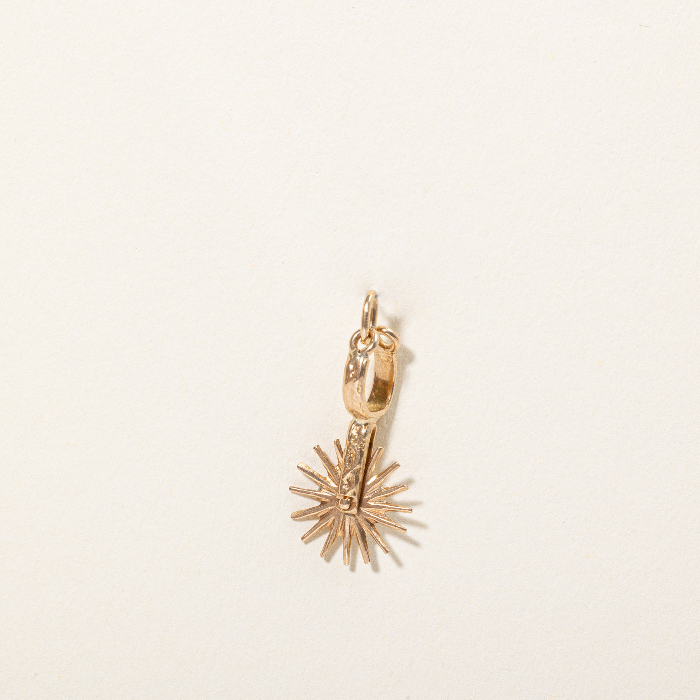 Breloque éperon de botte en or jaune 18 carats