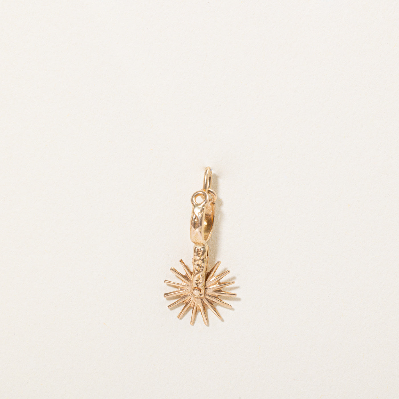 Breloque éperon de botte en or jaune 18 carats