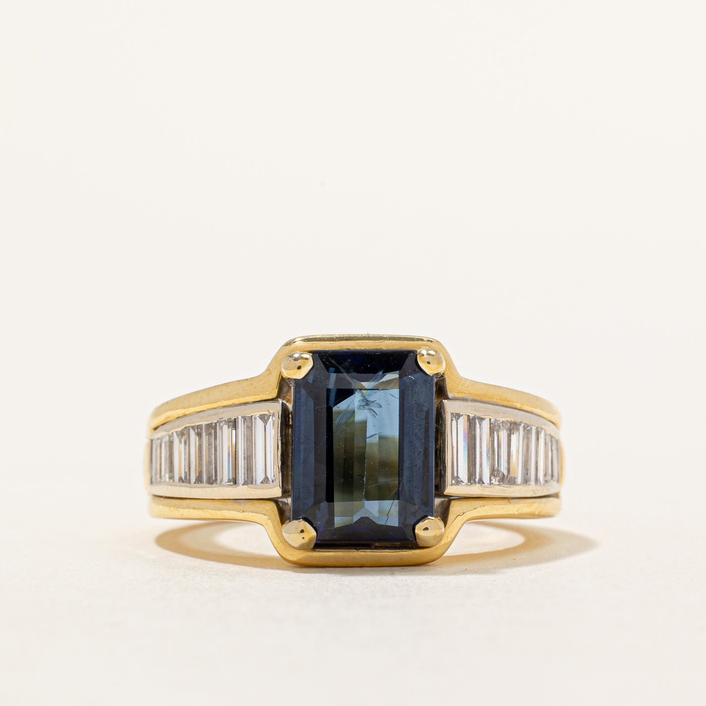 Bague italienne en saphir et diamants poinçonnés | 3,83 ct, 0,95 ct au total | Taille 7,5 |