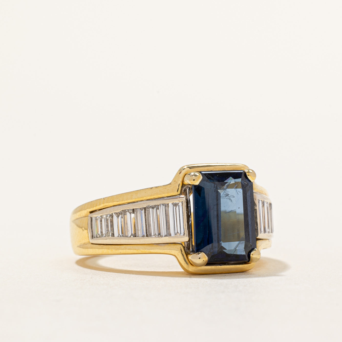 Bague italienne en saphir et diamants poinçonnés | 3,83 ct, 0,95 ct au total | Taille 7,5 |