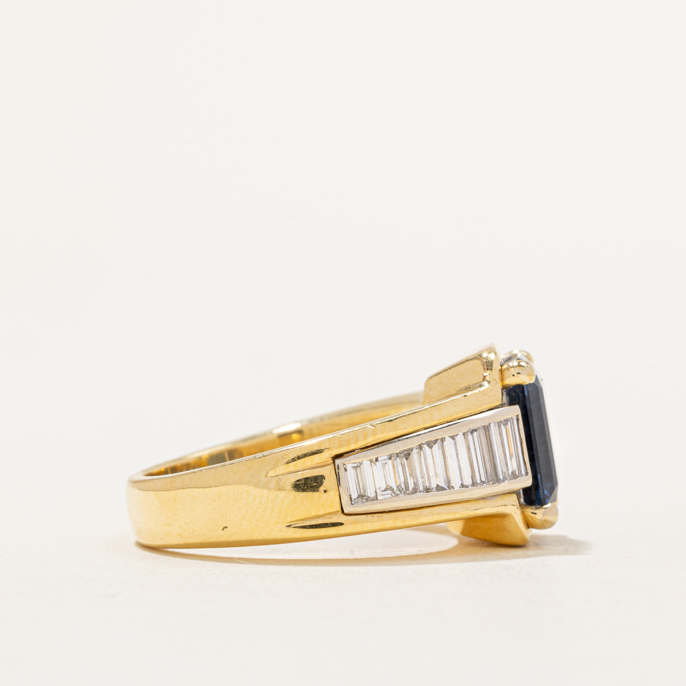 Bague italienne en saphir et diamants poinçonnés | 3,83 ct, 0,95 ct au total | Taille 7,5 |