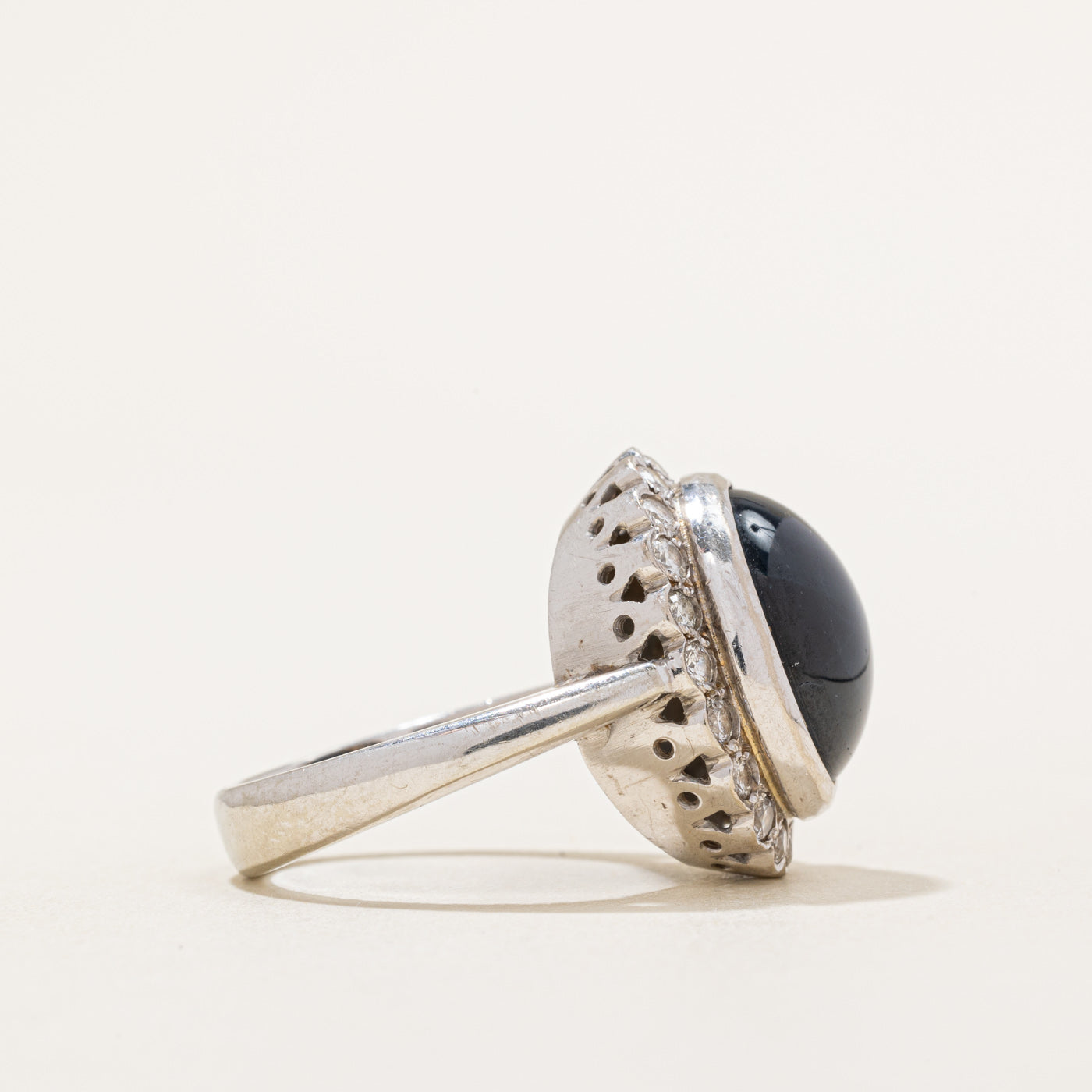 Bague cocktail halo saphir étoilé et diamants | 8,93 ct, 0,60 ct au total | Taille 6,5 |
