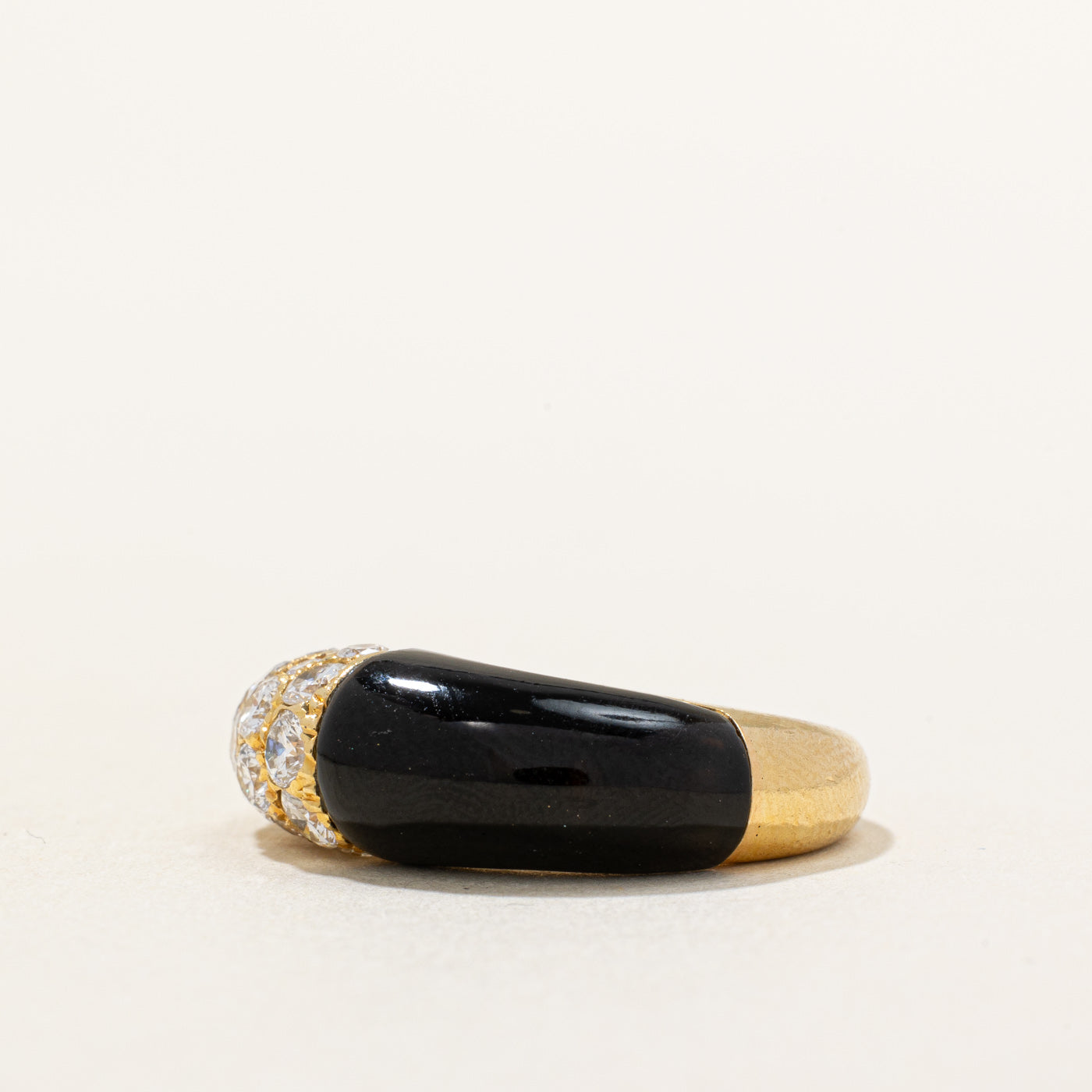 Bague Bombe Vintage Cartier en Diamants et Onyx | 4,00 ct, 1,00 ct au total | Taille 5,75 |