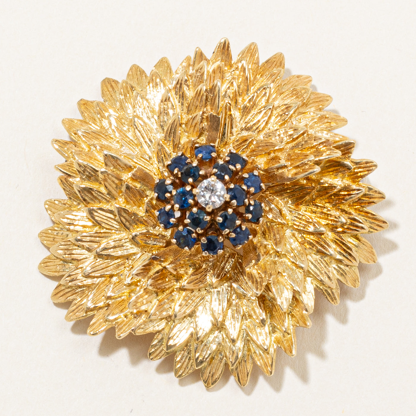 Broche fleur en saphir italien et diamants Birks | 0,75 ct au total, 0,12 ct |