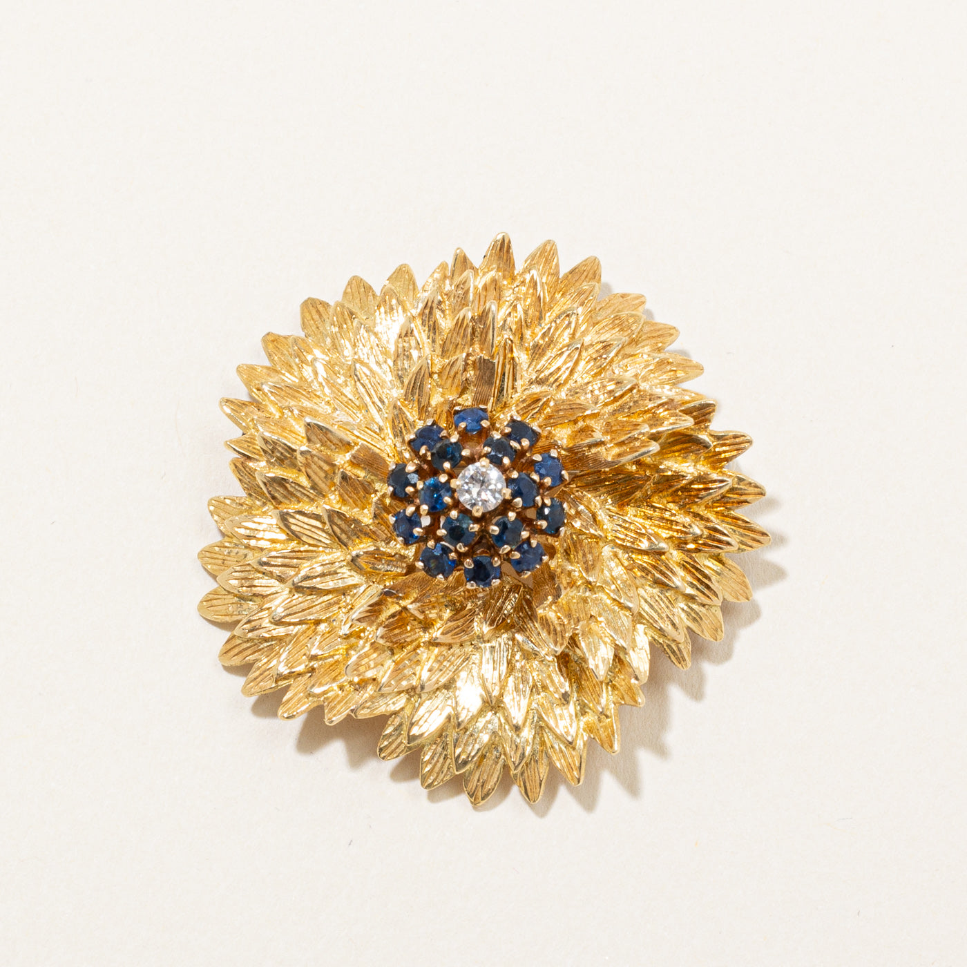 Broche fleur en saphir italien et diamants Birks | 0,75 ct au total, 0,12 ct |