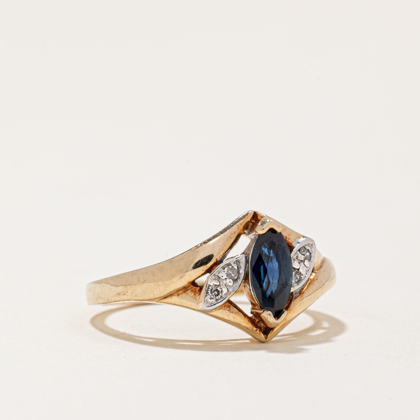 Bague cocktail saphir et diamants | 0,30 ct, 0,02 ct au total | Taille 5 |