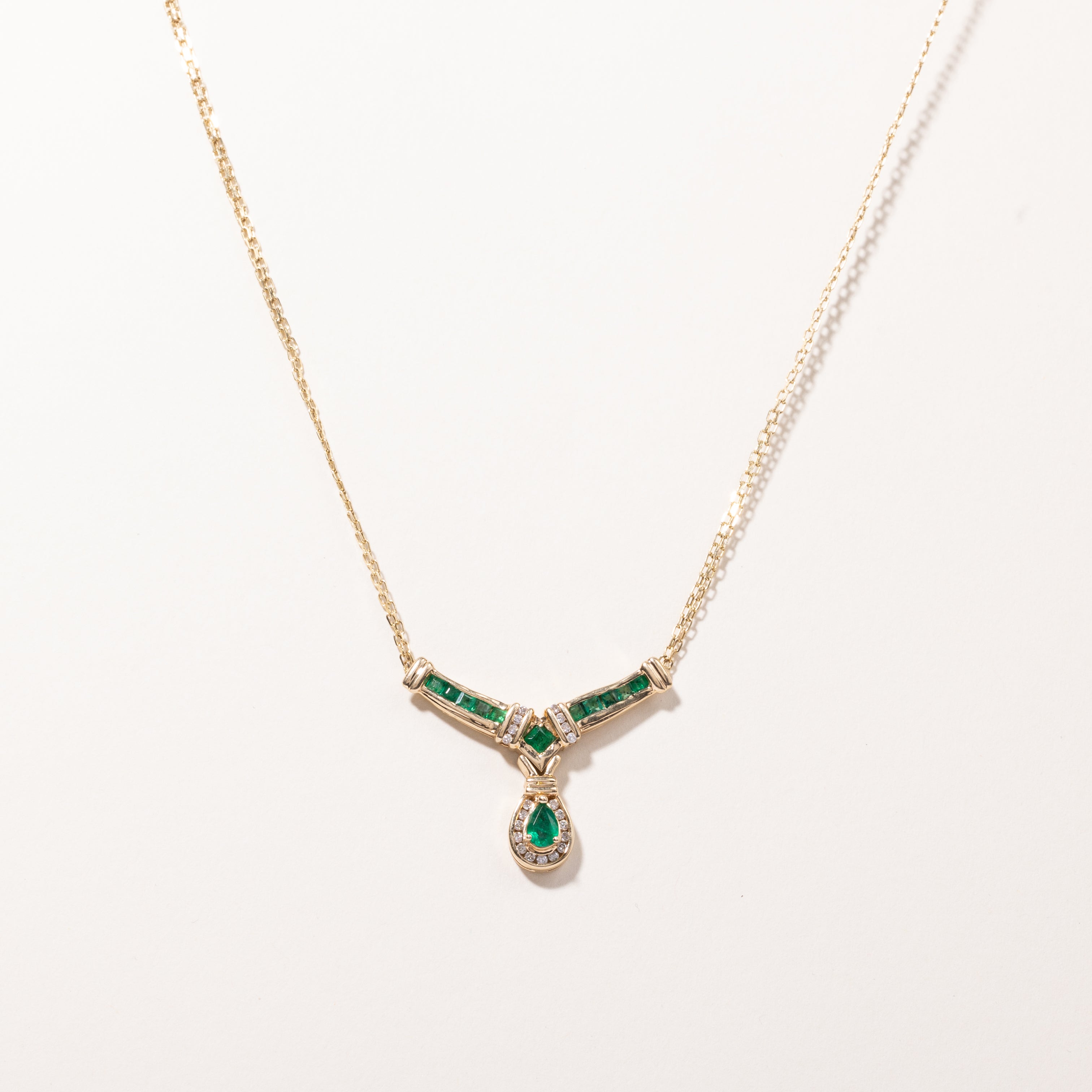 Collier en or jaune 14 carats avec émeraudes et diamants | 0,95 ct au total, 0,23 ct au total | 43 cm (17 pouces) |