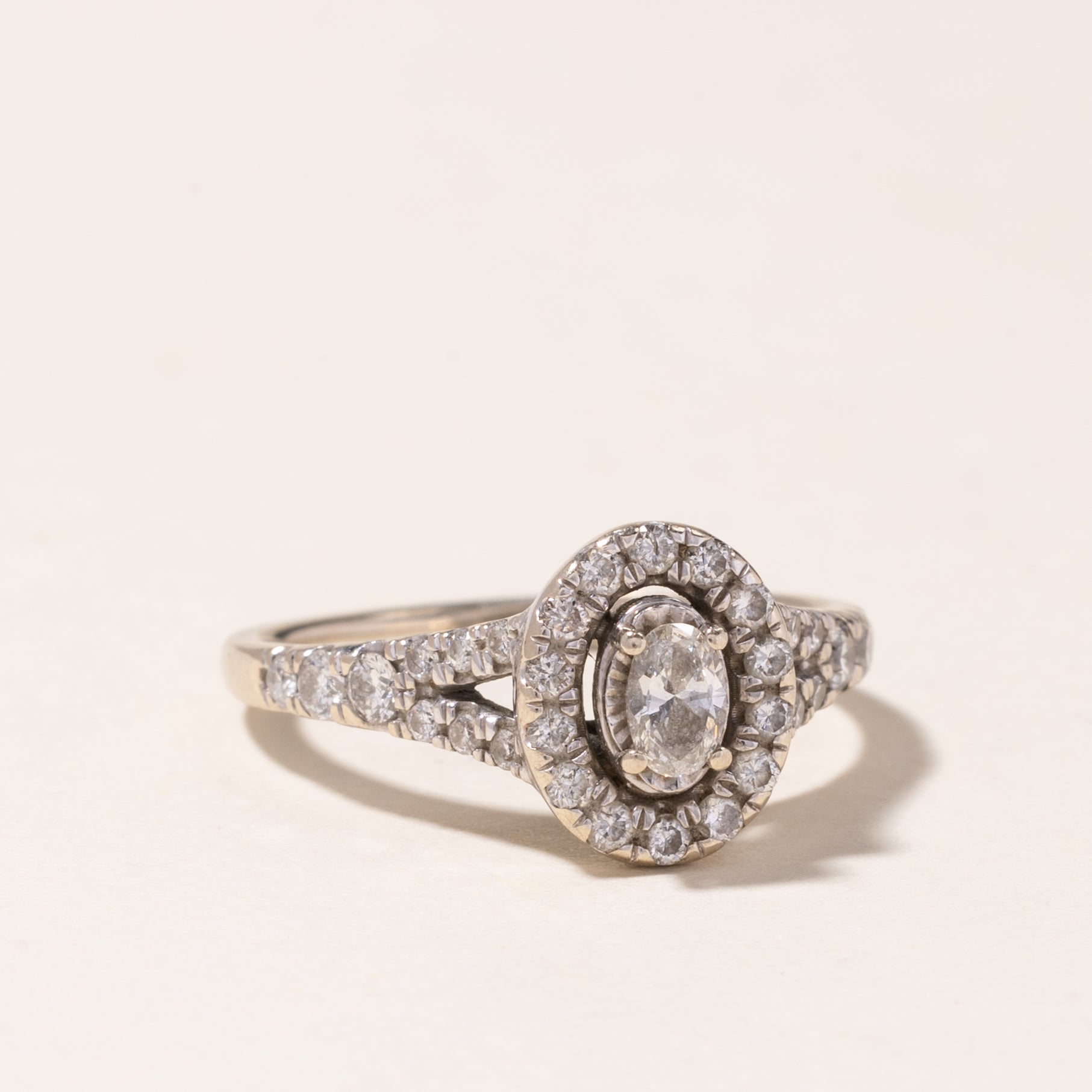 Bague de fiançailles en or blanc 14 carats avec halo de diamants | 0,69 ct Taille 7,5 |