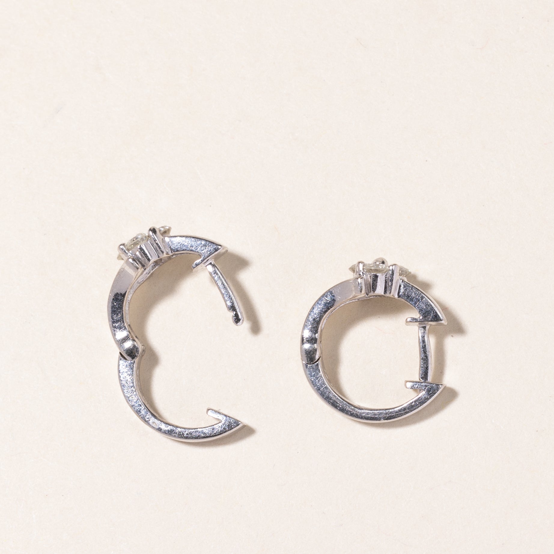 Boucles d'oreilles créoles en or blanc 18 carats serties de diamants | 0,30 ct au total |