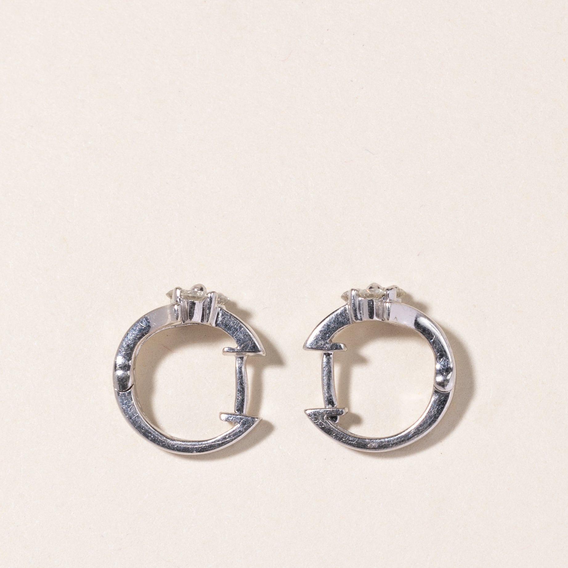 Boucles d'oreilles créoles en or blanc 18 carats serties de diamants | 0,30 ct au total |