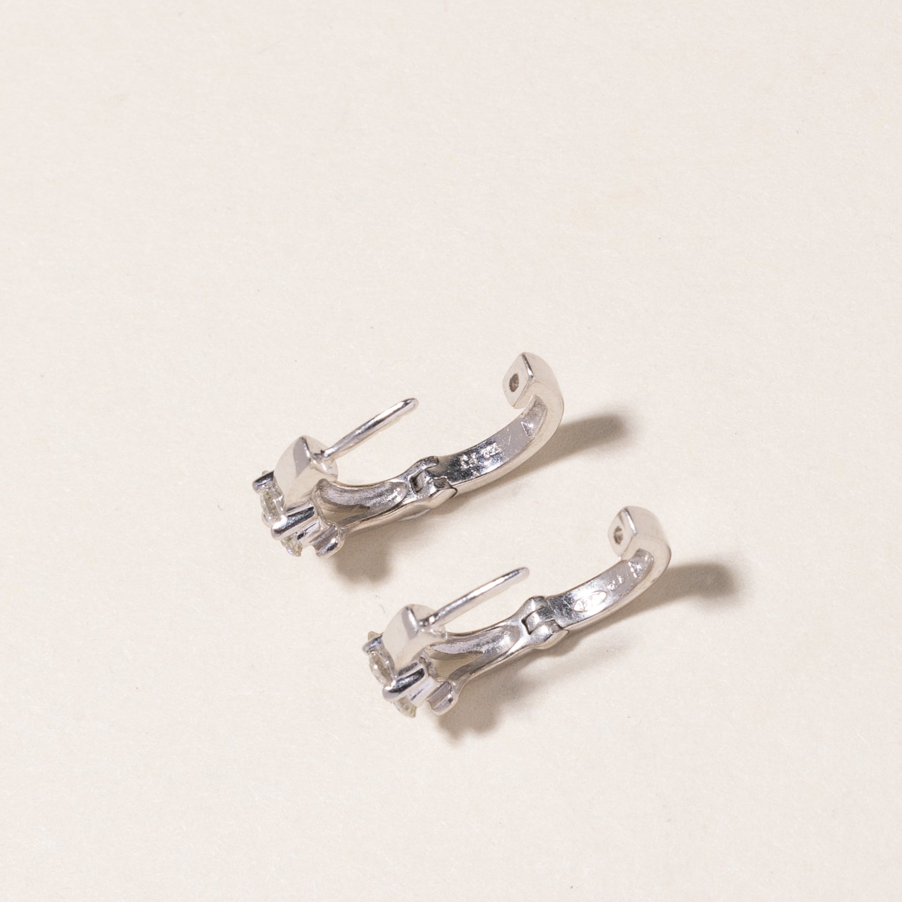 Boucles d'oreilles créoles en or blanc 18 carats serties de diamants | 0,30 ct au total |