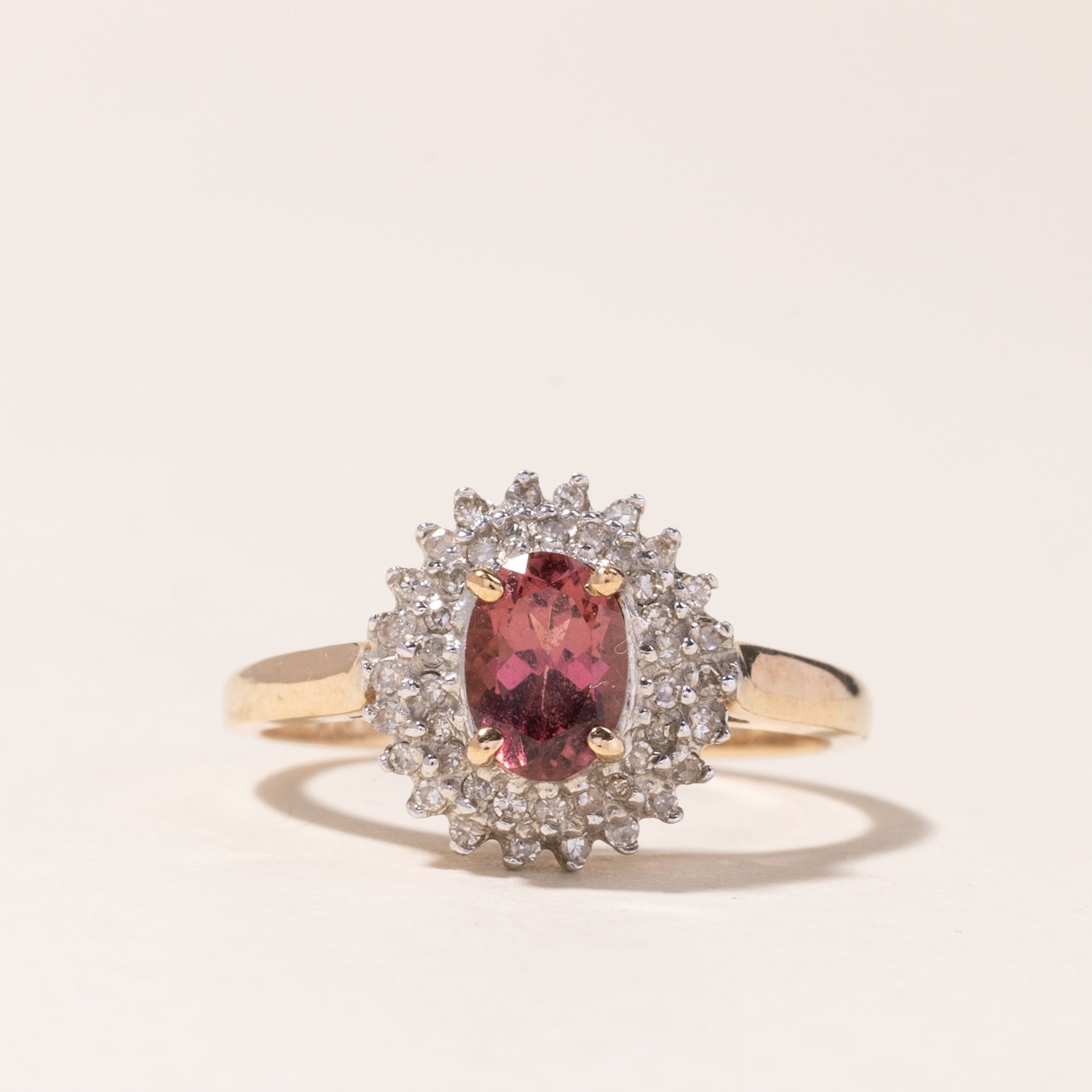 Bague en or jaune 10 carats avec halo de tourmaline rose et diamants | 0,77 ct, 0,18 ct au total | Taille 8