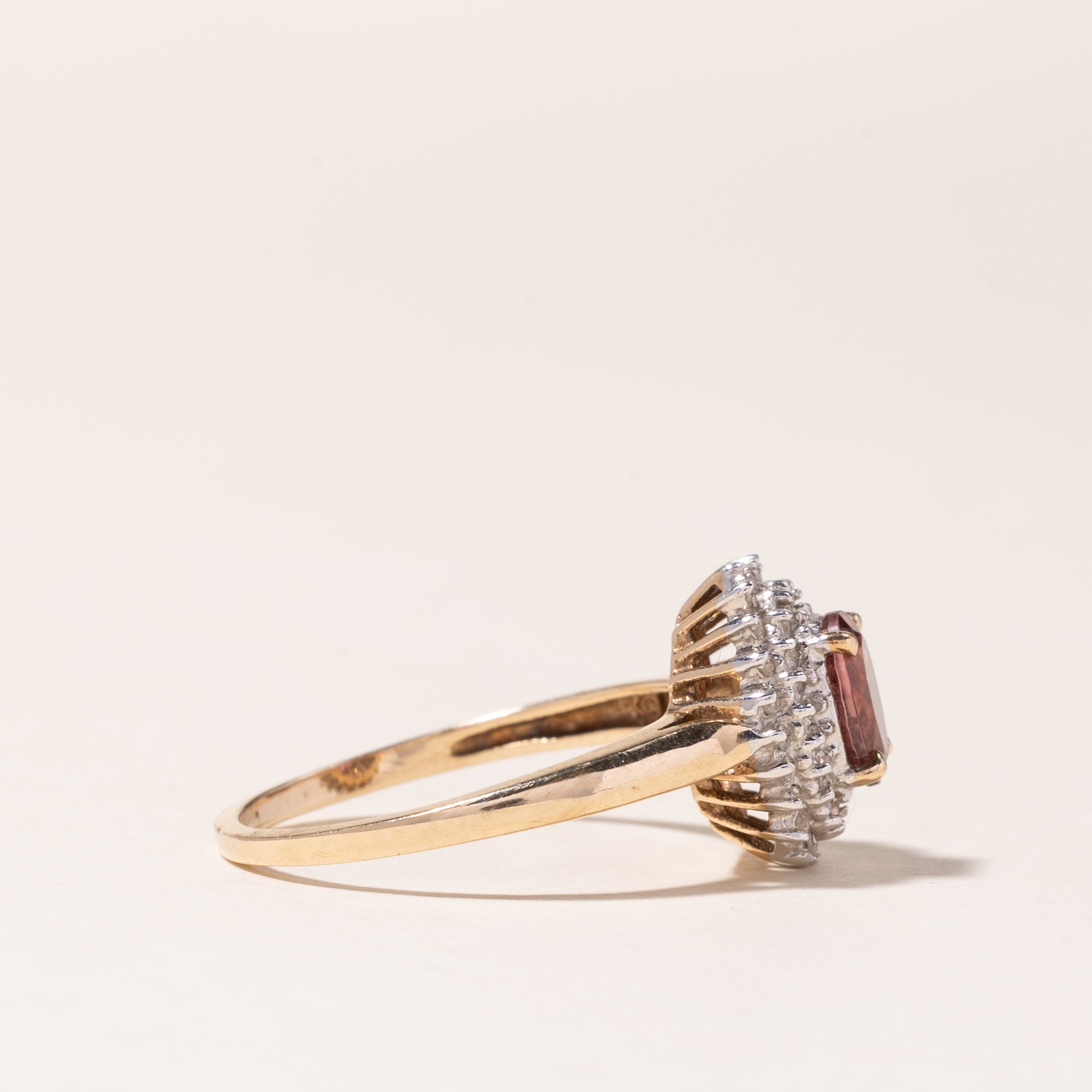 Bague en or jaune 10 carats avec halo de tourmaline rose et diamants | 0,77 ct, 0,18 ct au total | Taille 8