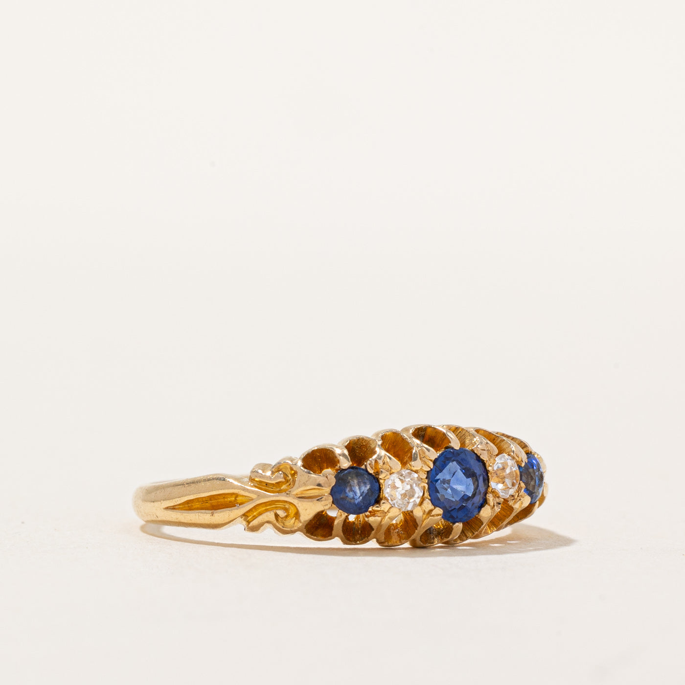 Bague victorienne en saphir et diamants taille suisse | 0,54 ct, 0,09 ct | Taille 8 |