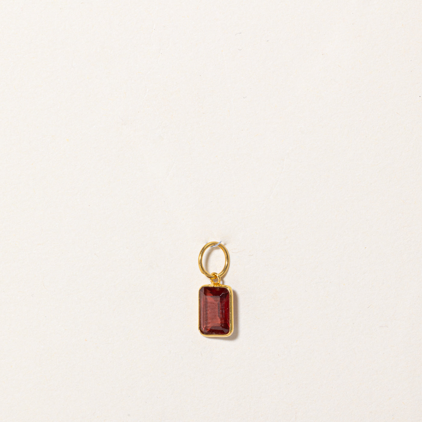 Pendentif en grenat taille rectangulaire à degrés | 1,15 ct |