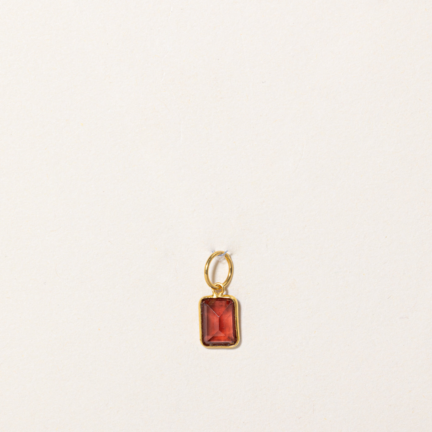 Pendentif en grenat taille rectangulaire à degrés | 1,15 ct |