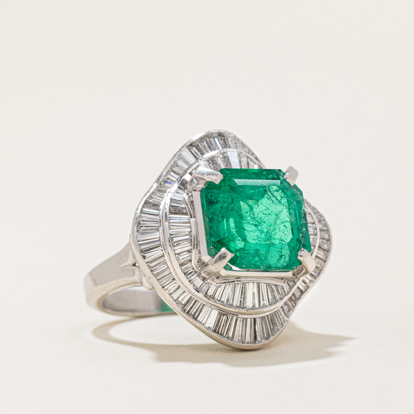 Bague ballerine vintage en émeraude et diamants de 4,95 ct | 4,95 ct, 1,50 ct au total | Taille 4 |