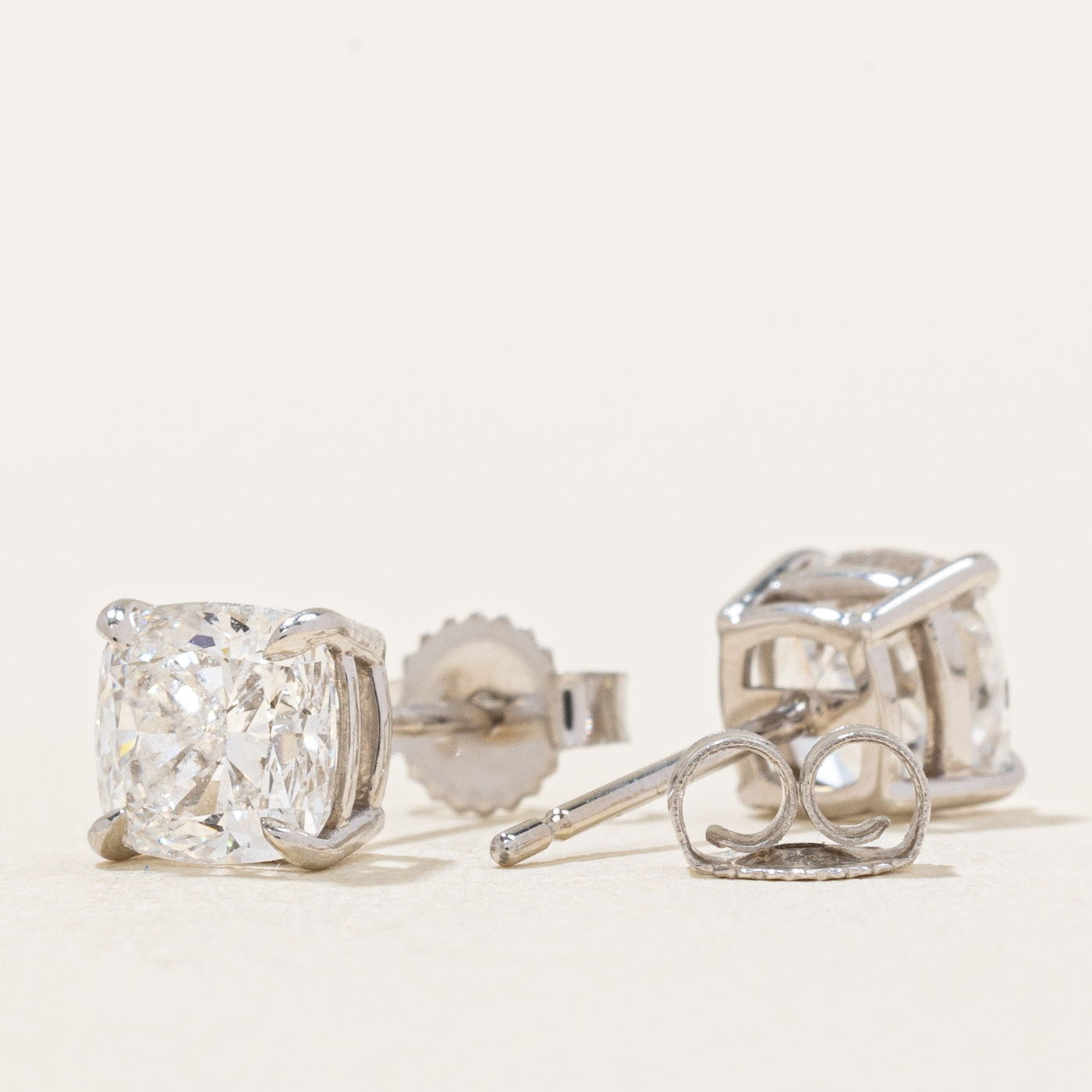 Boucles d'oreilles puces en diamant taille coussin certifiées GIA | 2,03 ct SI2 D |