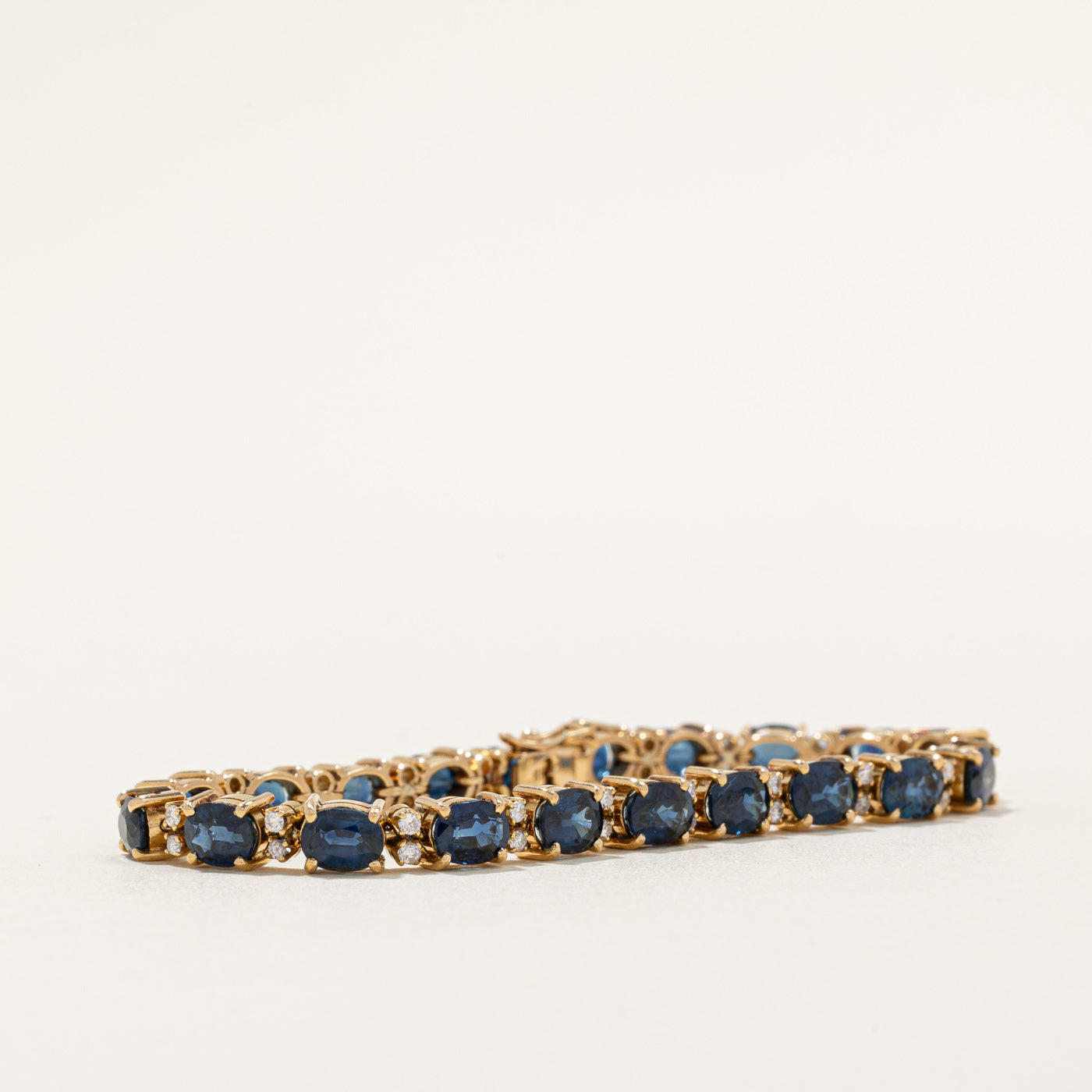 Bracelet tennis saphir et diamants | 8,00 ct, 0,48 ct | 15 cm |