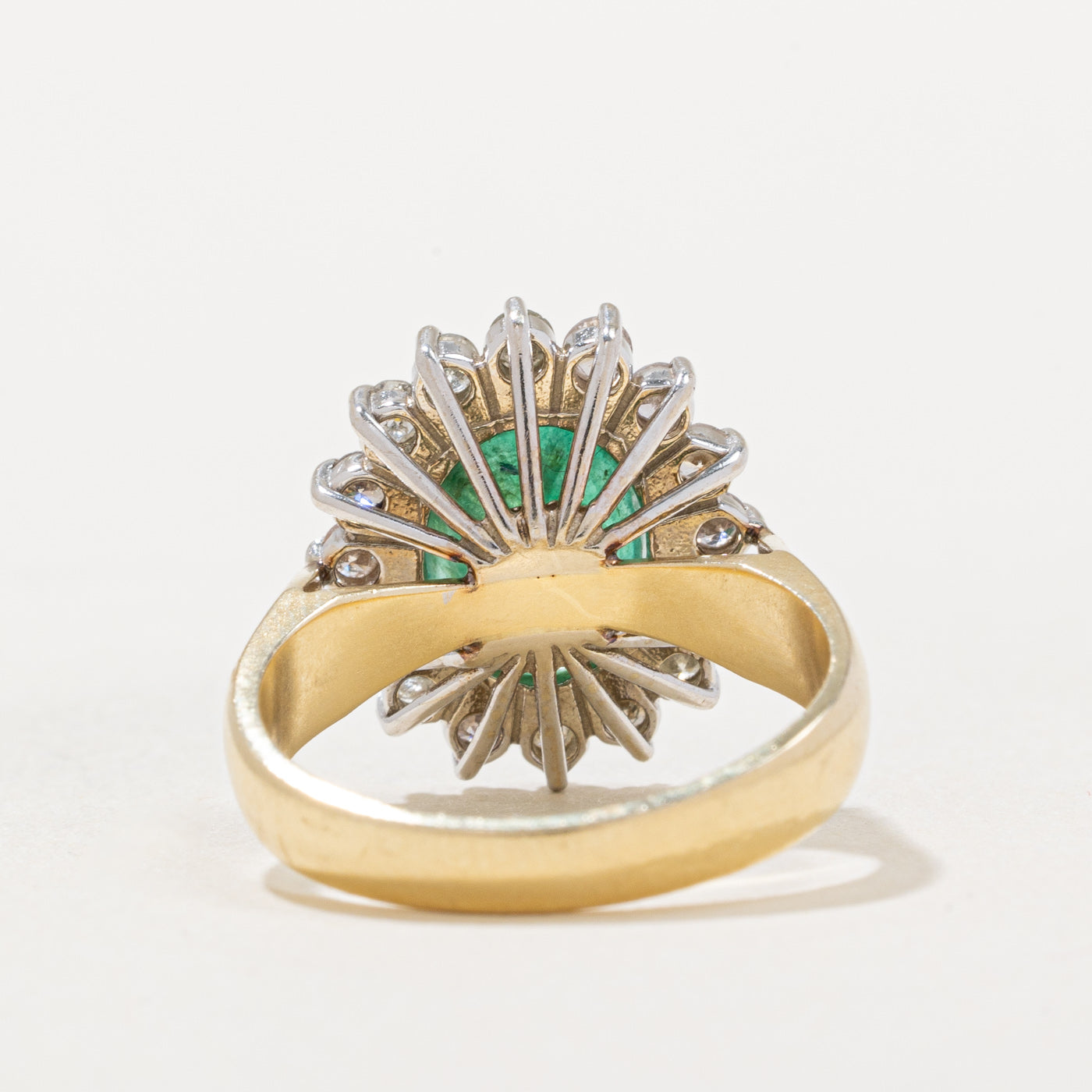 Bague cocktail halo émeraude et diamants | 1,58 ct, 0,61 ct au total | Taille 6,5 |