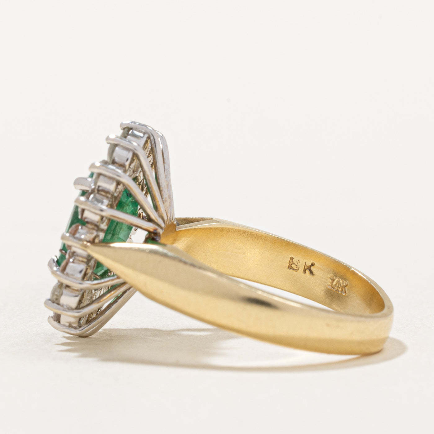 Bague cocktail halo émeraude et diamants | 1,58 ct, 0,61 ct au total | Taille 6,5 |