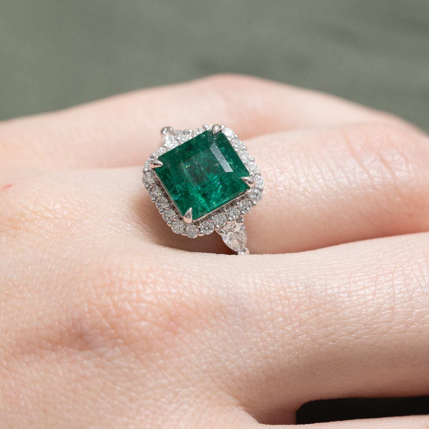 Bague halo émeraude et diamants | 3,72 ct, 0,691 ct au total | Taille 6,25