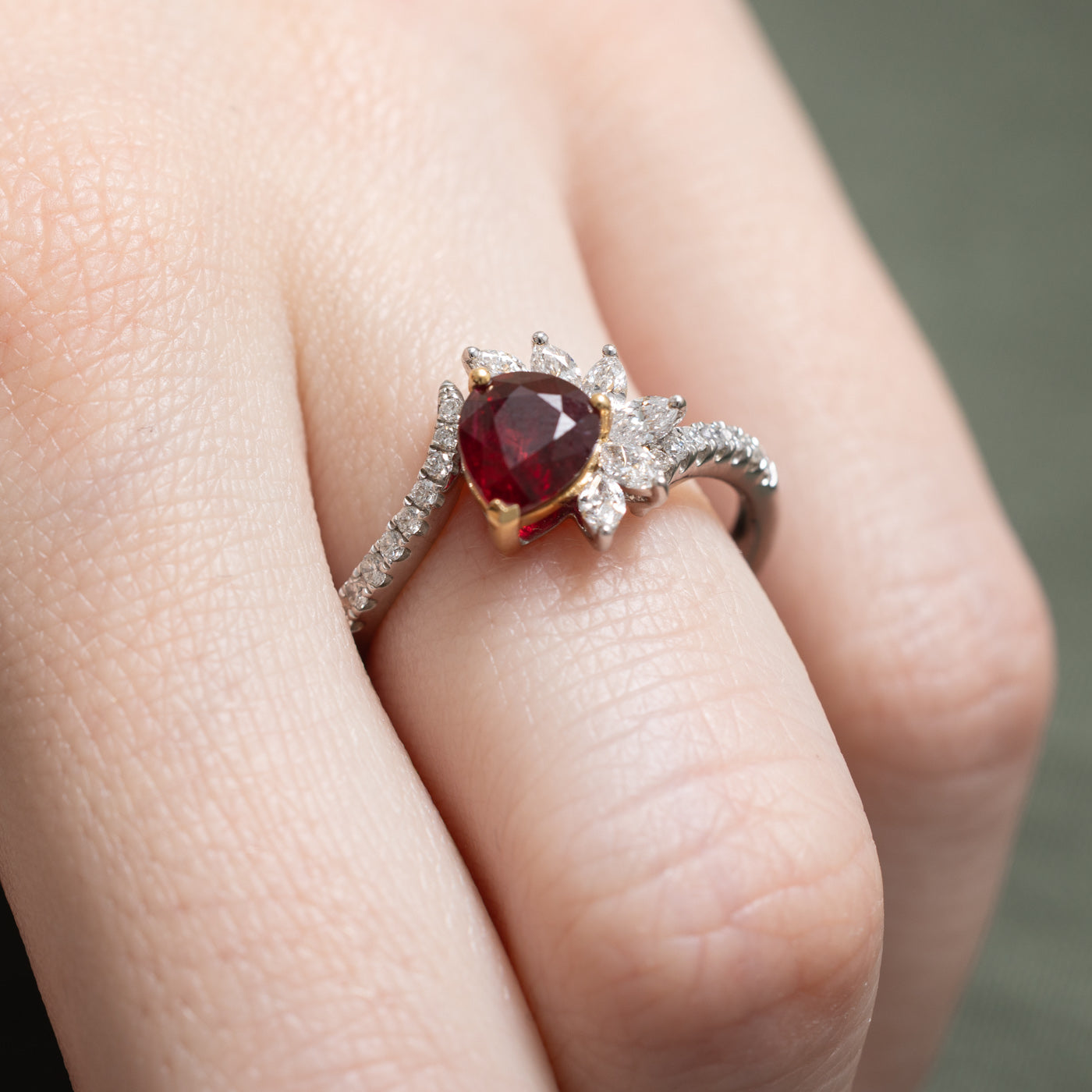 Bague sertie d'un rubis sang de pigeon non chauffé et de diamants | 1,20 ct, 0,416 ct au total | Taille 6,25
