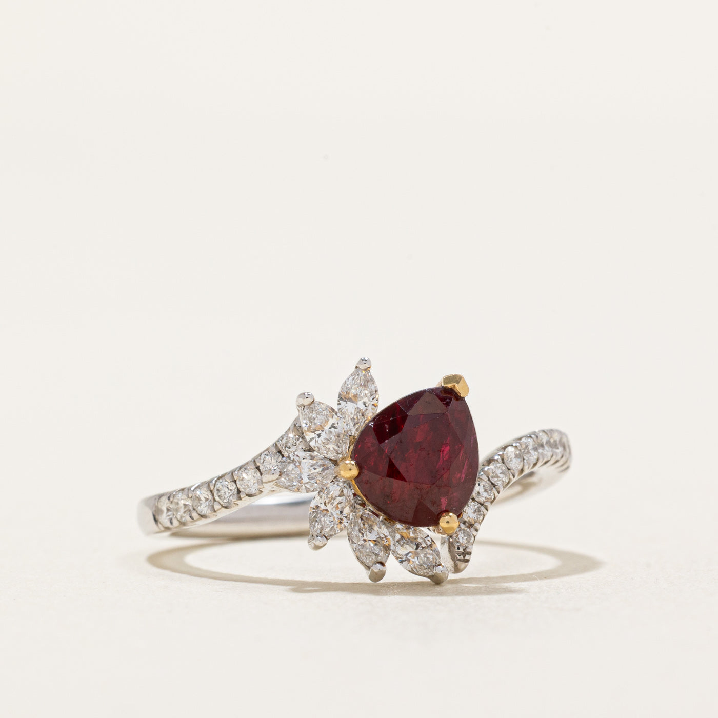 Bague sertie d'un rubis sang de pigeon non chauffé et de diamants | 1,20 ct, 0,416 ct au total | Taille 6,25