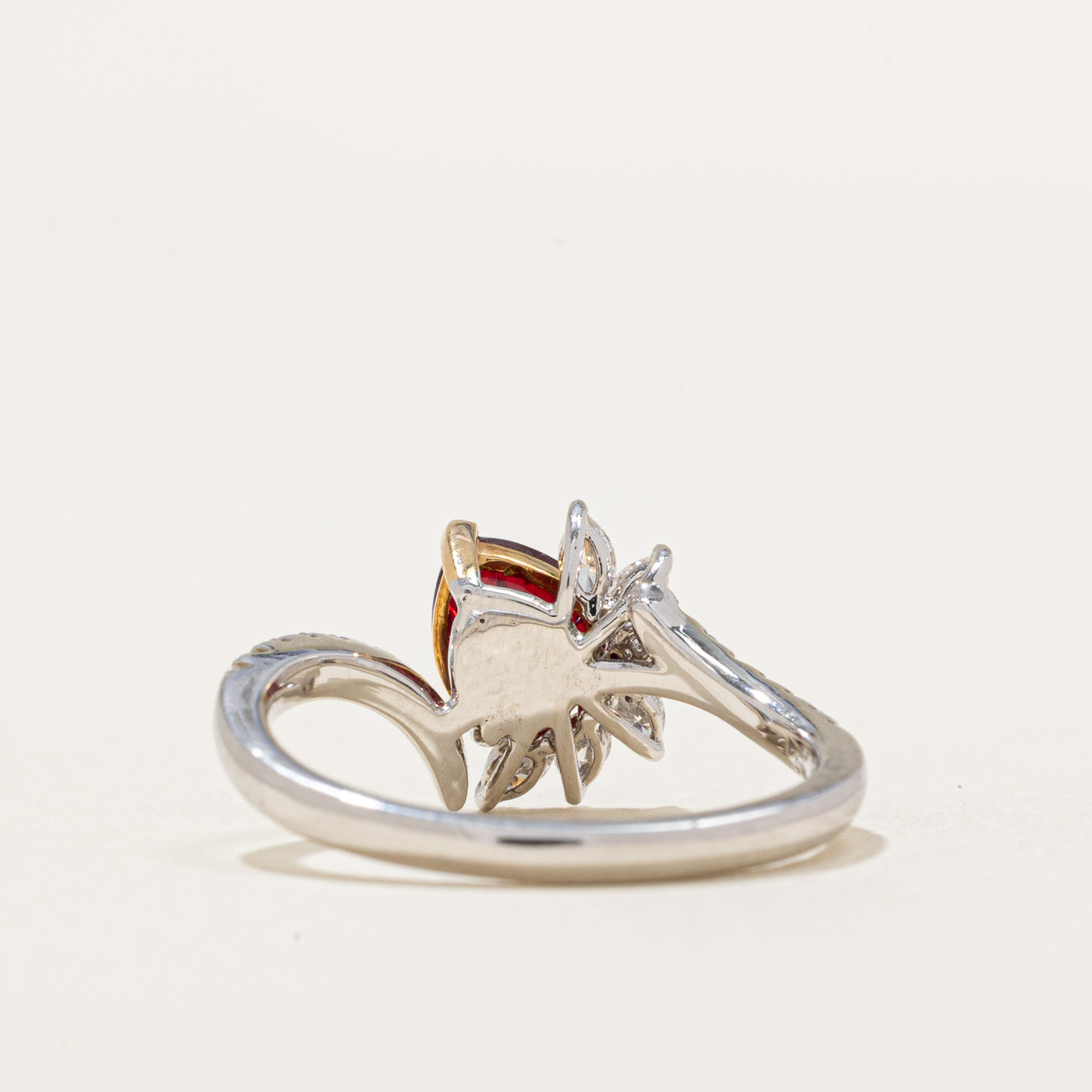 Bague sertie d'un rubis sang de pigeon non chauffé et de diamants | 1,20 ct, 0,416 ct au total | Taille 6,25