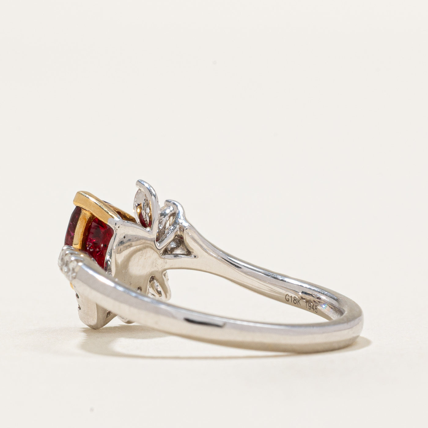 Bague sertie d'un rubis sang de pigeon non chauffé et de diamants | 1,20 ct, 0,416 ct au total | Taille 6,25