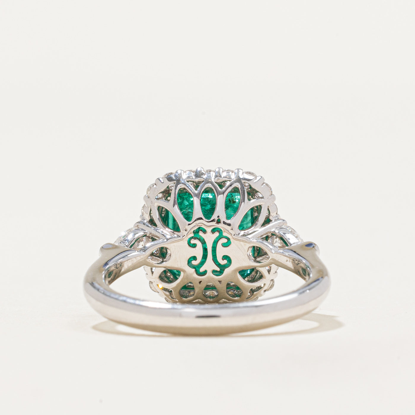 Bague halo émeraude et diamants | 3,72 ct, 0,691 ct au total | Taille 6,25